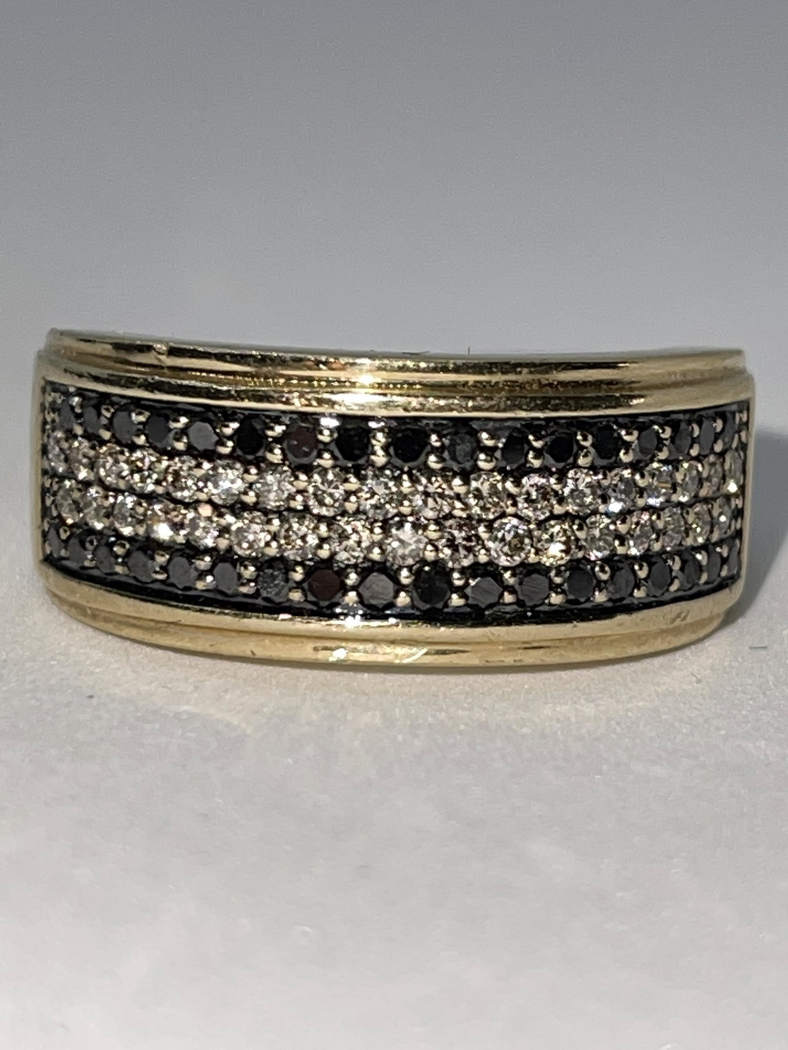 MENS 10K GOLD 1.0 TCW BLACK/WHITE DIAMONDS BAND SZ 10: MENS 10K GOLD 1.0 TCW BLACK/WHITE DIAMONDS BAND SZ 10 AND WEIGHS 8.5 GRAMS. IN MINT OVERALL SHAPE AND CONDITION. HAS A GREAT LOOK TO IT WITH AN EXCELLENT OVERALL EYE APPEAL. A GREAT FIND AND AN EXCELL
