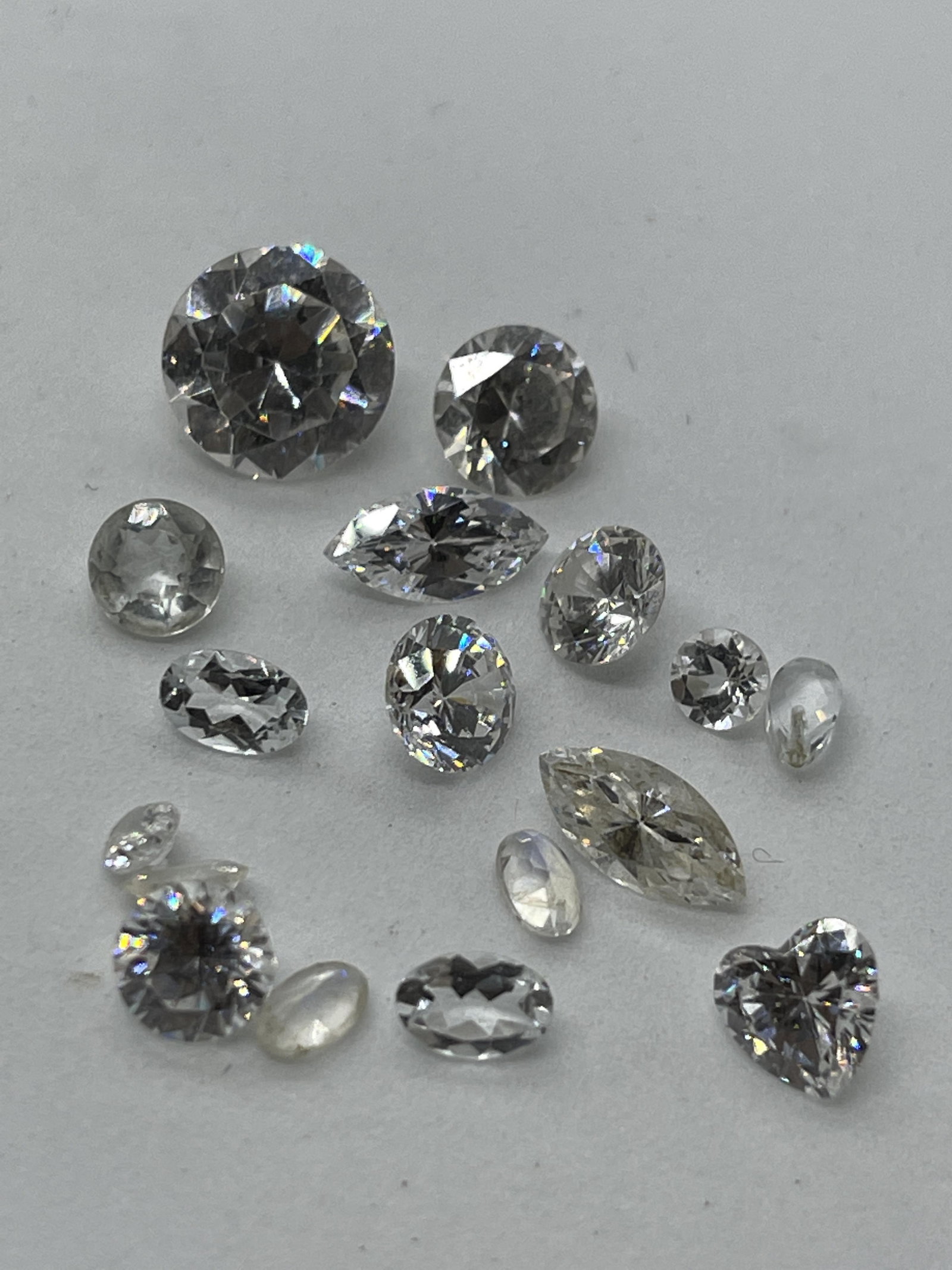 23 TCW OF LOOSE WHITE STONES: 23 TCW OF LOOSE WHITE STONES. SOLD AS FOUND - AS A LOT. MIGHT BE SPINEL, TOPAZ, ETC. WE ARE NOT SURE. PLEASE VIEW PICTURES.