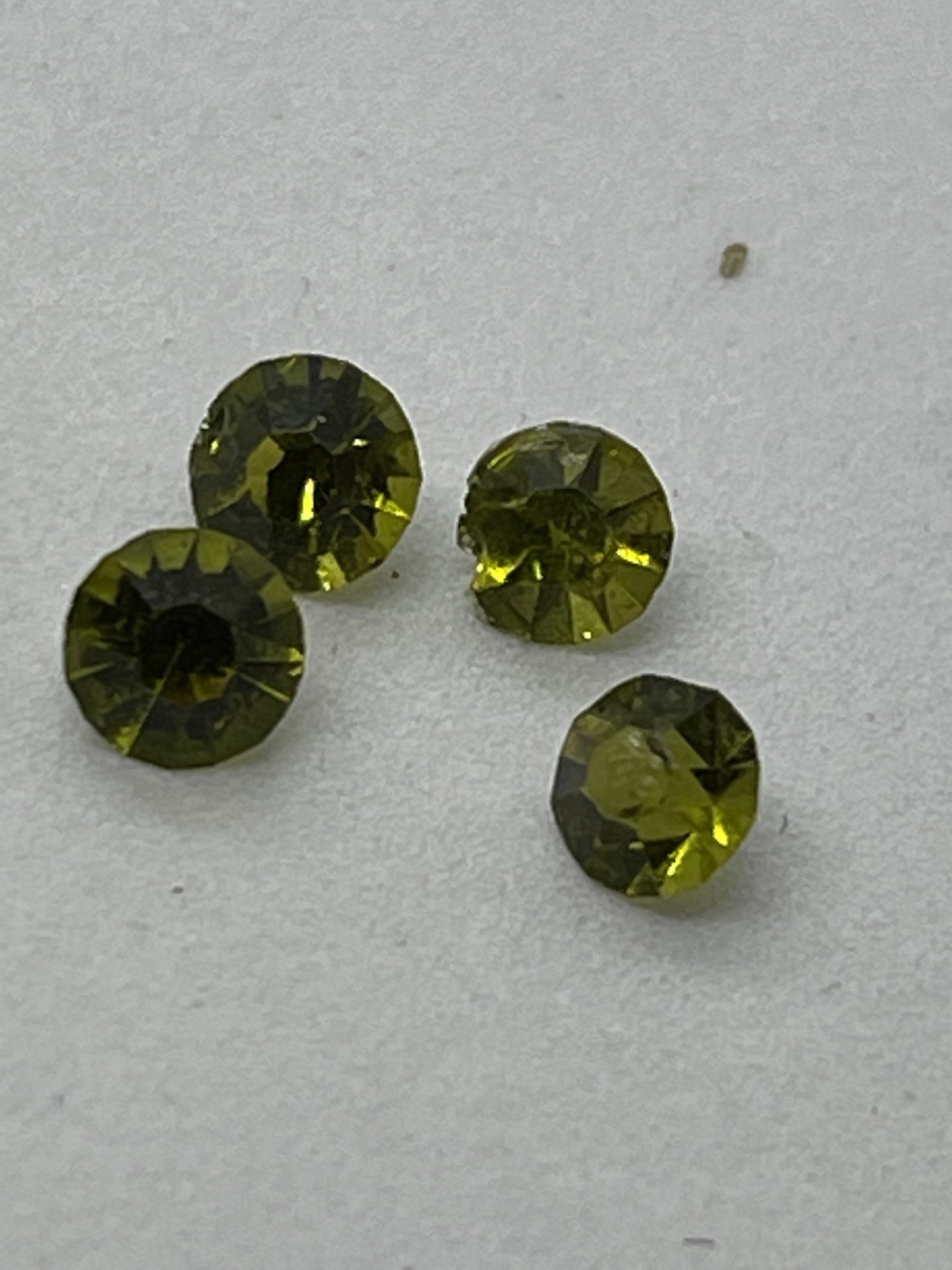 1.0 TCW OF LOOSE PERIDOT GEMSTONES: 1.0 TCW OF LOOSE PERIDOT GEMSTONES. IN GOOD OVERALL SHAPE AND CONDITION. A GREAT FIND.