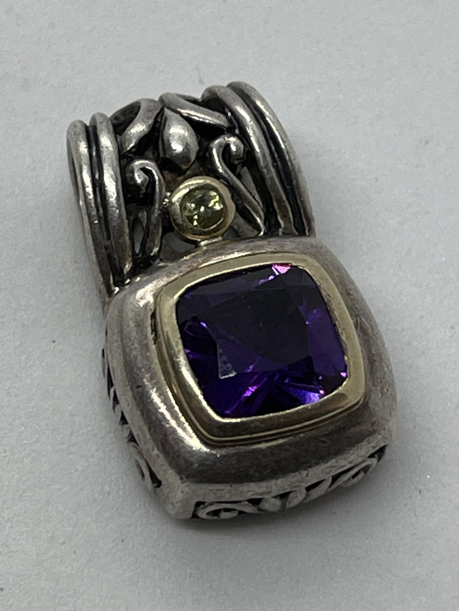 14K GOLD & STERLING AMETHYST/PERIDOT PENDANT: 14K GOLD & STERLING AMETHYST/PERIDOT PENDANT. IN GOOD OVERALL SHAPE AND CONDITION. A GREAT FIND AND AN EXCELLENT ADDITION TO YOUR COLLECTION.
