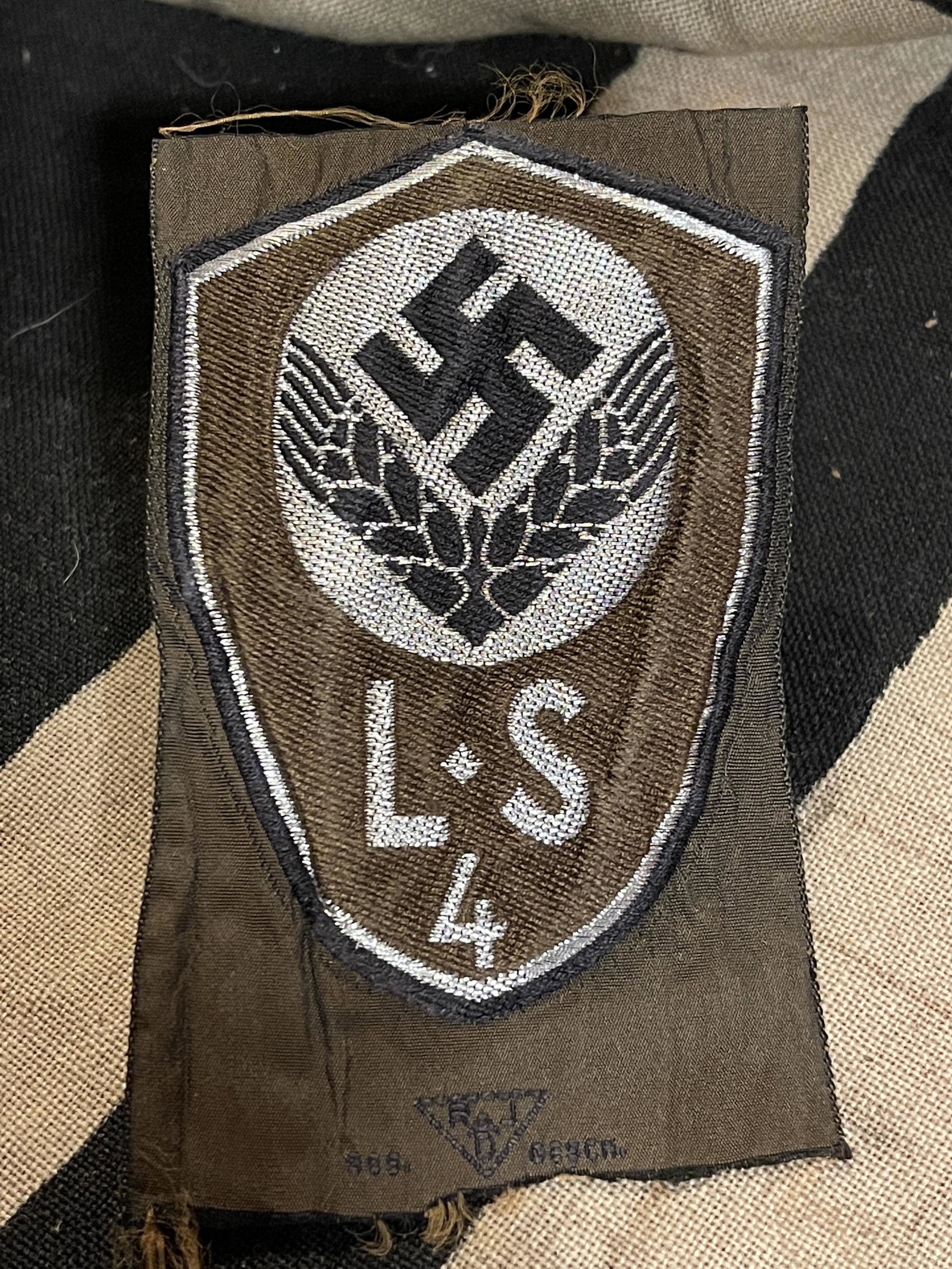 RARE WW2 GERMAN RAD LS4 SLEEVE PATCH W/MAKER MARKS: RARE WW2 GERMAN RAD LS4 SLEEVE PATCH W/MAKER MARKS. IN MINT OVERALL SHAPE AND CONDITION. A GREAT FIND AND AN EXCELLENT ADDITION TO YOUR COLLECTION.