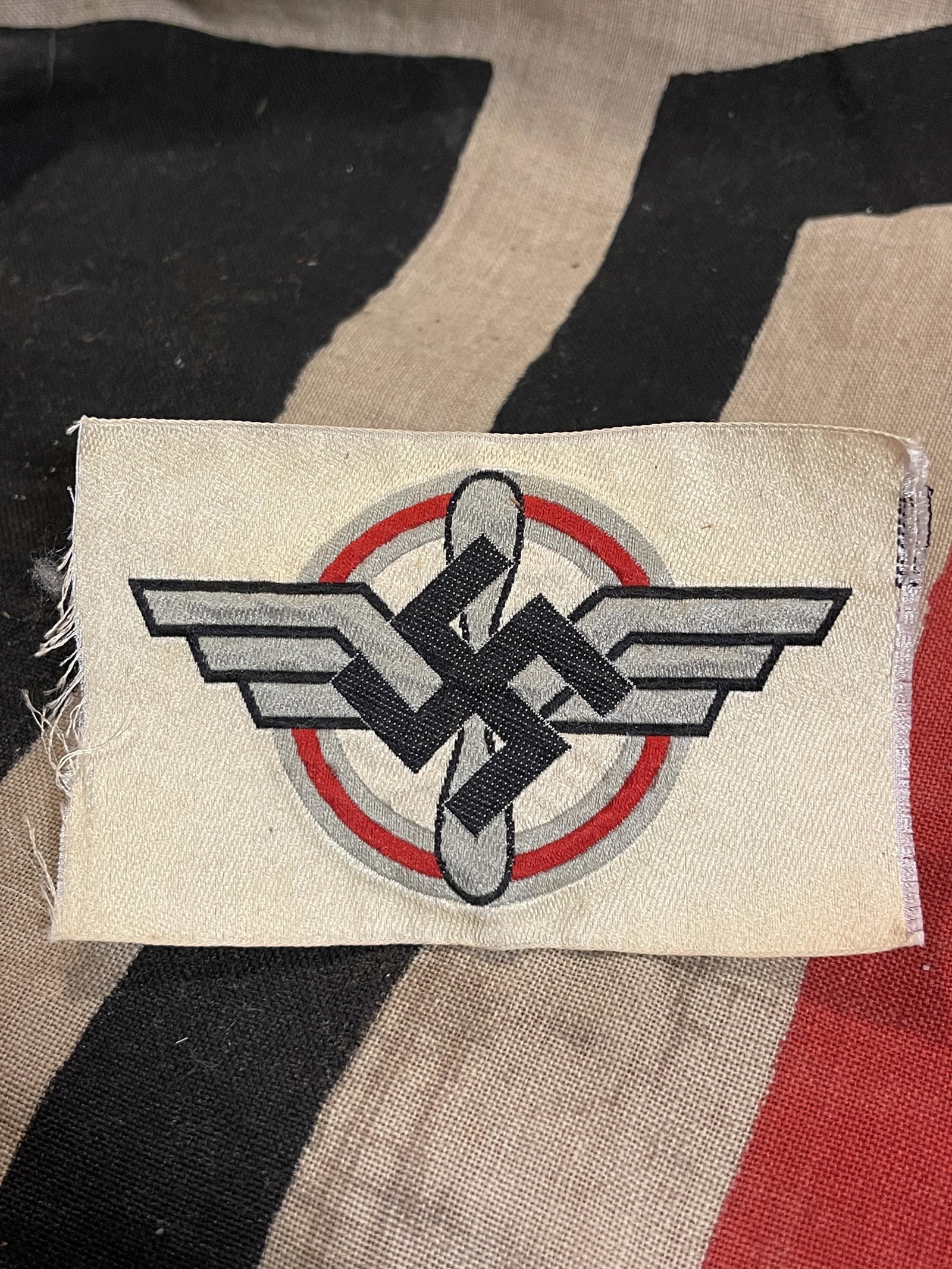 WW2 GERMAN NAZI NSFK DLV GLIDER KORPS PATCH: WW2 GERMAN NAZI NSFK DLV GLIDER KORPS PATCH. HAS THE MAKER MARKS ON THE SIDE - VIEW PICTURES. IN MINT OVERALL SHAPE AND CONDITION WITH A BEAUTIFUL OVERALL PATINAL A GREAT FIND AND AN EXCELLENT ADDITIO