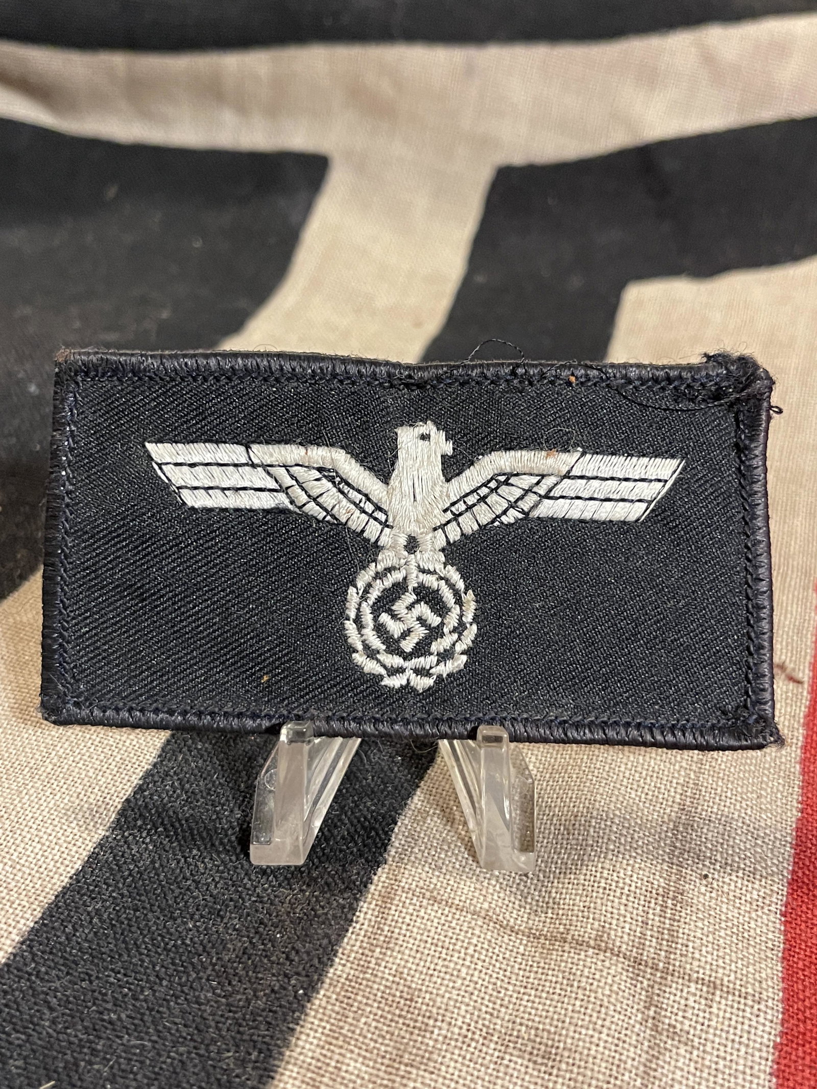 RARE WW2 GERMAN WAFFEN SS EAGLE PATCH: RARE WW2 GERMAN WAFFEN SS EAGLE PATCH. IN GOOD OVERALL SHAPE AND CONDITION WITH A BEAUTIFUL OVERALL PATINA. A GREAT FIND AND AN EXCELLENT ADDITION TO YOUR COLLECTION.