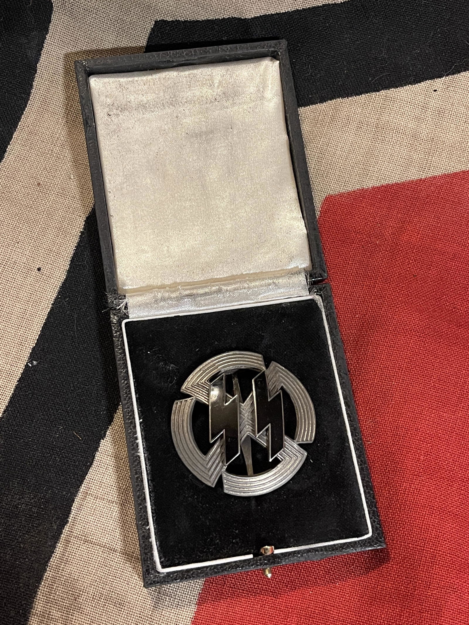 CASED WW2 GERMAN WAFFEN SS PROFICIENCY SPORTS BADGE: CASED WW2 GERMAN WAFFEN SS PROFICIENCY SPORTS BADGE. COMES IN TH ORIGINAL SS PICTURED CASE. IN MINT OVERALL SHAPE AND CONDITION. HAS A GREAT LOOK TO IT WITH AN EXCELLENT OVERALL EYE APPEAL. A GREAT FI