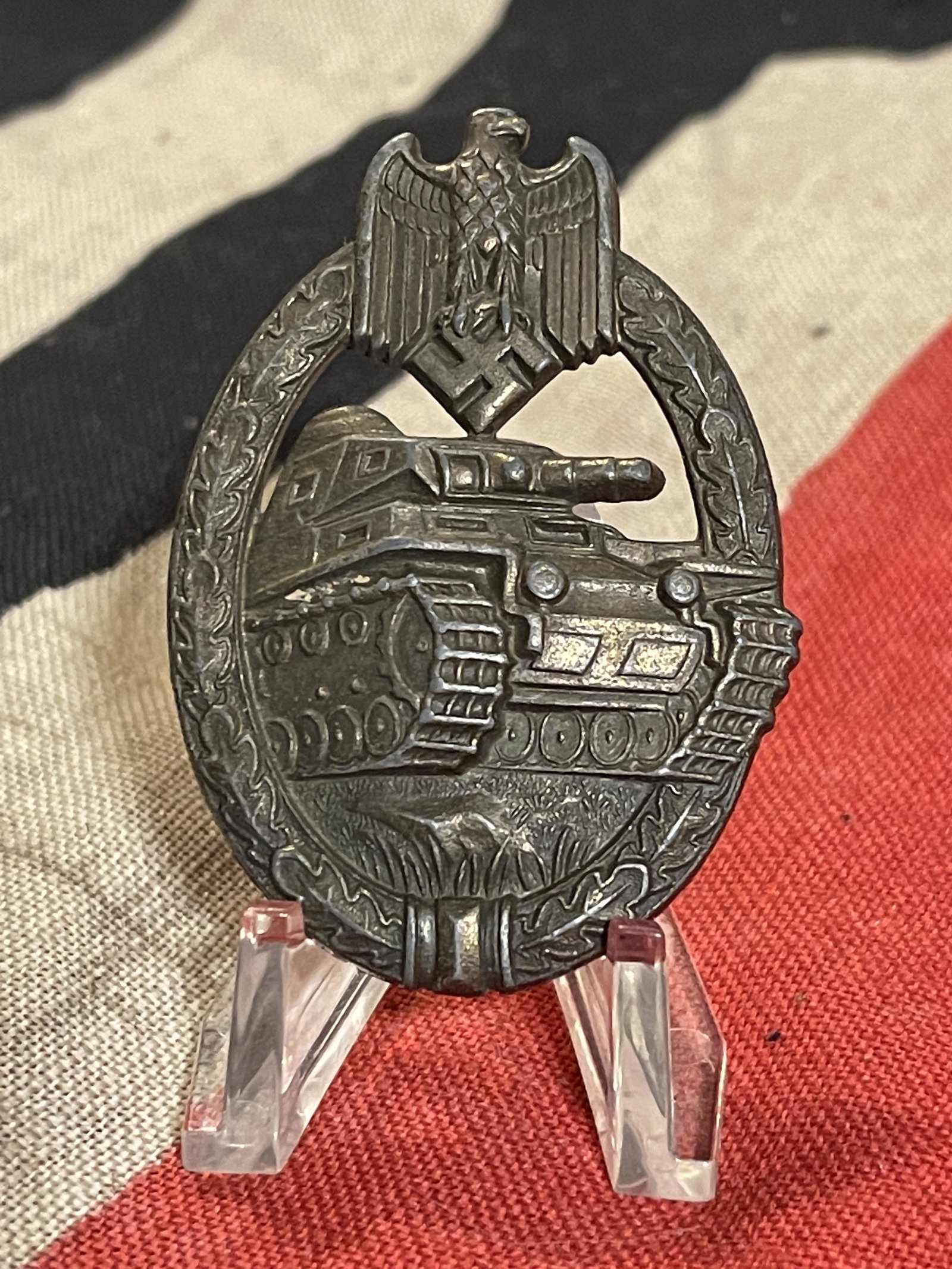 WW2 GERMAN NAZI TANK PANZER BADGE: WW2 GERMAN NAZI TANK PANZER BADGE. IN GOOD OVERALL SHAPE AND CONDITION WITH A BEAUTIFUL OVERLL PATINA. A GREAT FIND AND AN EXCELLENT ADDITION TO YOUR COLLECTION.