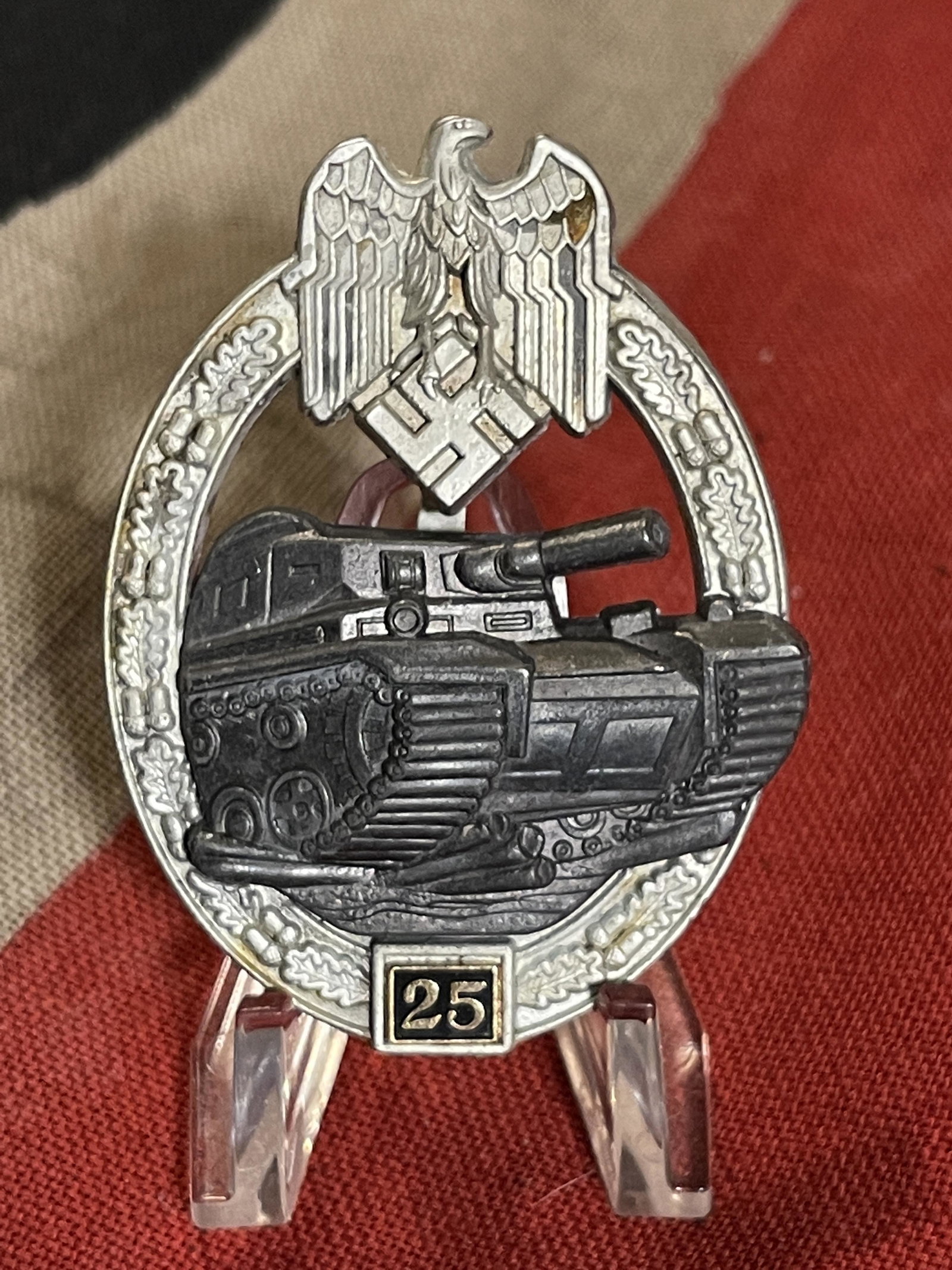 RARE WW2 GERMAN 25 ENGAGEMENTS PANZER ASSAULT BADGE: RARE WW2 GERMAN 25 ENGAGEMENTS PANZER ASSAULT BADGE W/MAKER MARKS. IN GOOD OVERALL SHAPE AND CONDITION WITH A BEAUTIFUL OVERALL PATINA. A GREAT FIND AND AN EXCELLENT ADDITION TO YOUR COLLECTION.