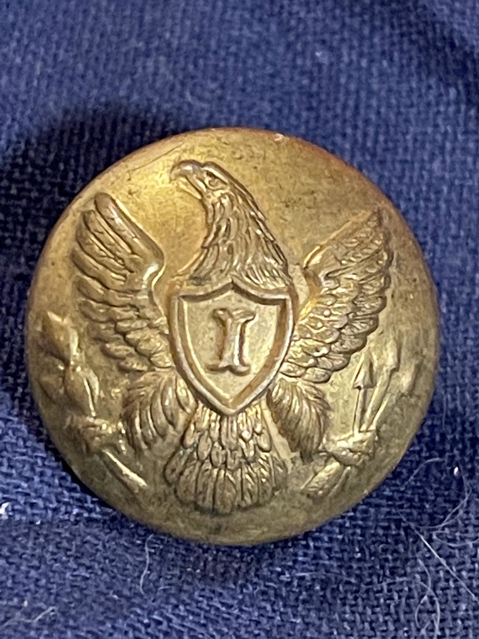 RARE CIVIL WAR INFANTRY EAGLE COAT BUTTON - WATERBURY: RARE CIVIL WAR INFANTRY EAGLE COAT BUTTON - WATERBURY CO. IN GOOD OVERALL SHAPE AND CONDITION. A GREAT FIND AND AN EXCELLENT ADDITION TO YOUR COLLECTION.