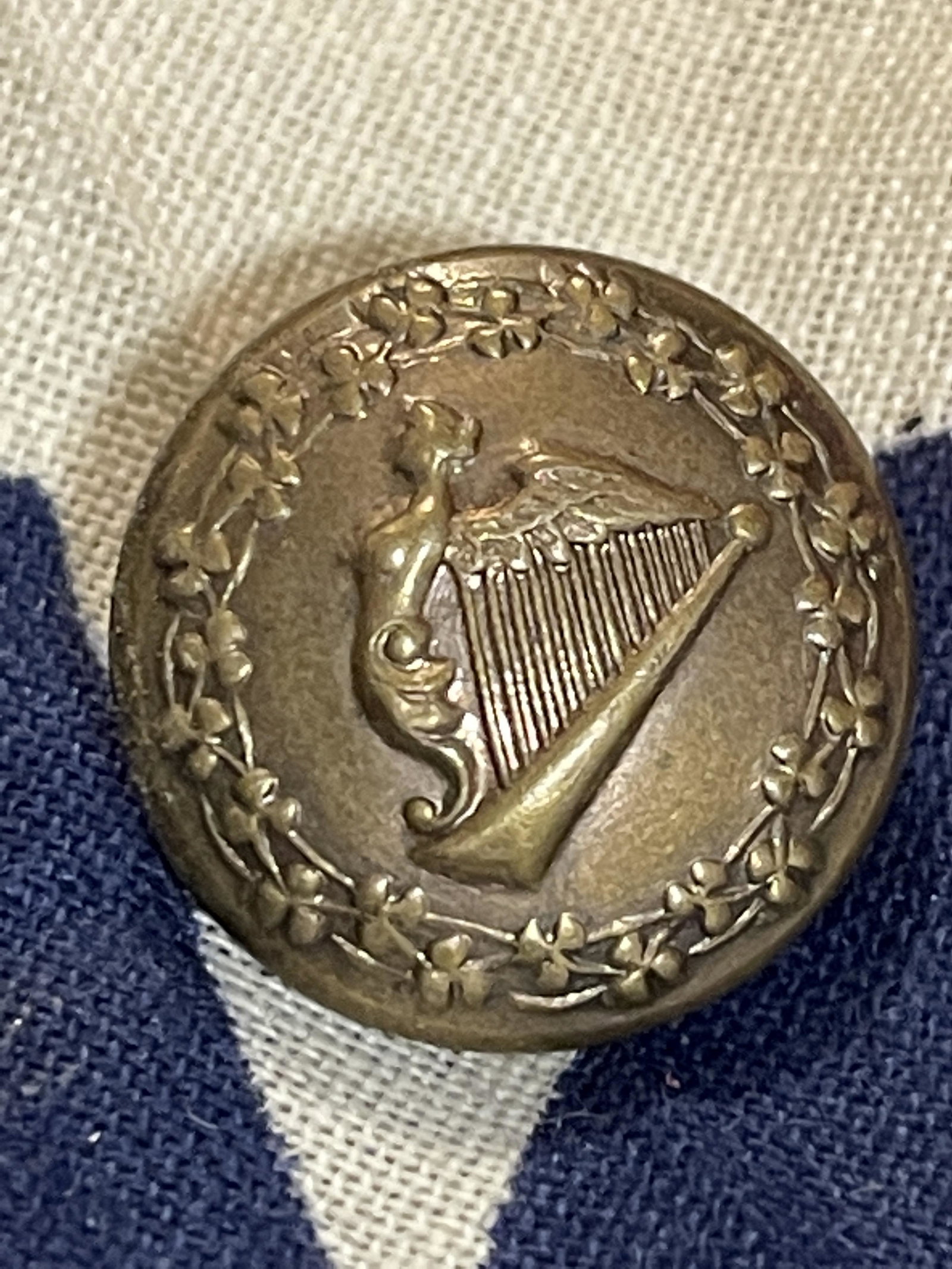 RARE CIVIL WAR NY IRISH HARP PLATE COAT BUTTON: RARE CIVIL WAR NY IRISH HARP PLATE COAT BUTTON. IN GOOD OVERALL SHAPE AND CONDITION. A GREAT ADDITION TO YOUR COLLECTION.
