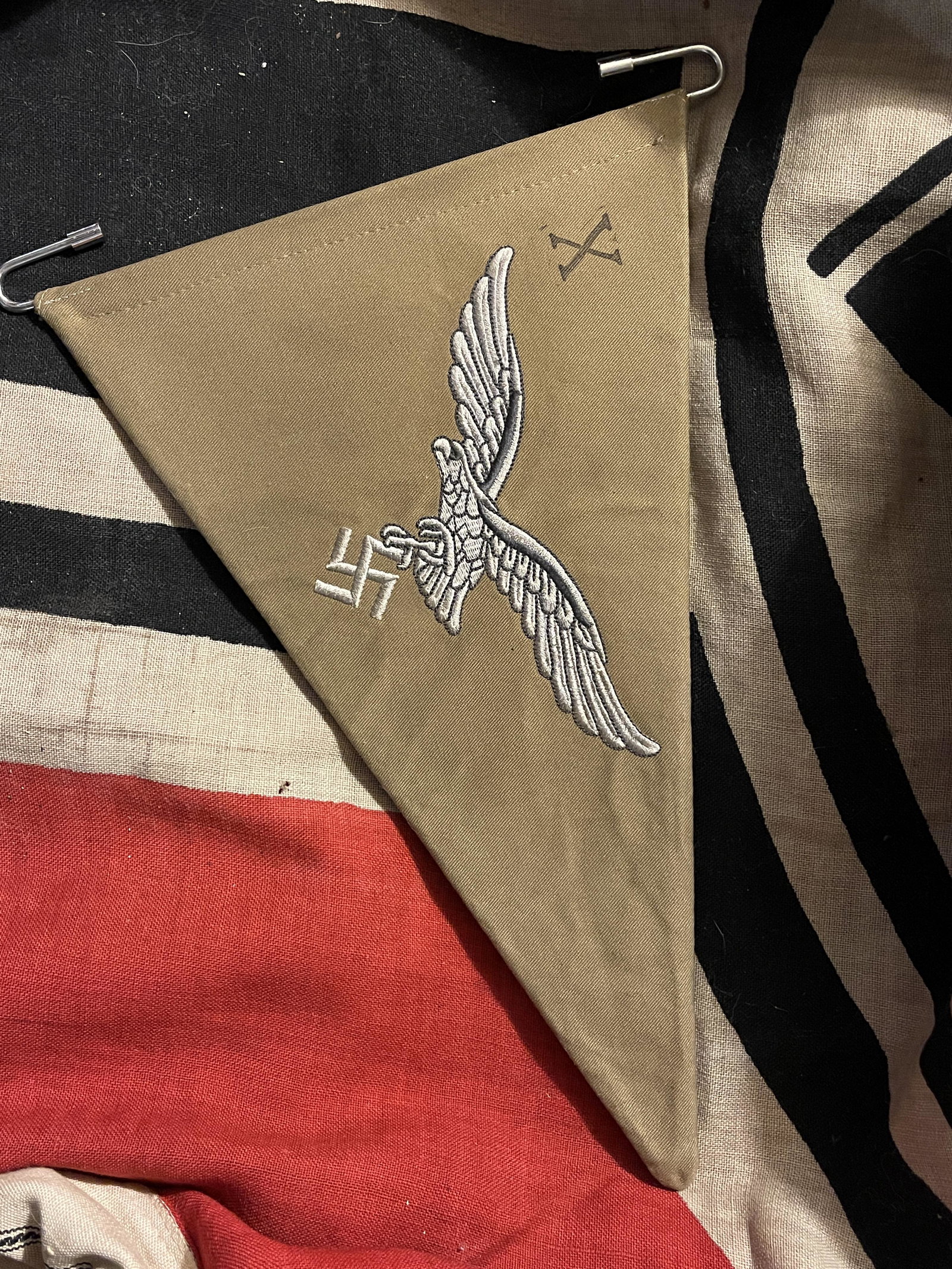 RARE WW2 GERMAN LUFTWAFFE PARATROOPER PENNANT: RARE WW2 GERMAN LUFTWAFFE PARATROOPER PENNANT. IN GOOD OVERALL SHAPE AND CONDITION WITH A BEAUTIFUL OVERALL PATINA. PLEASE VIEW ALL DETAILED PICTURES. A GREAT FIND AND AN EXCELLENT ADDITION TO YOUR CO