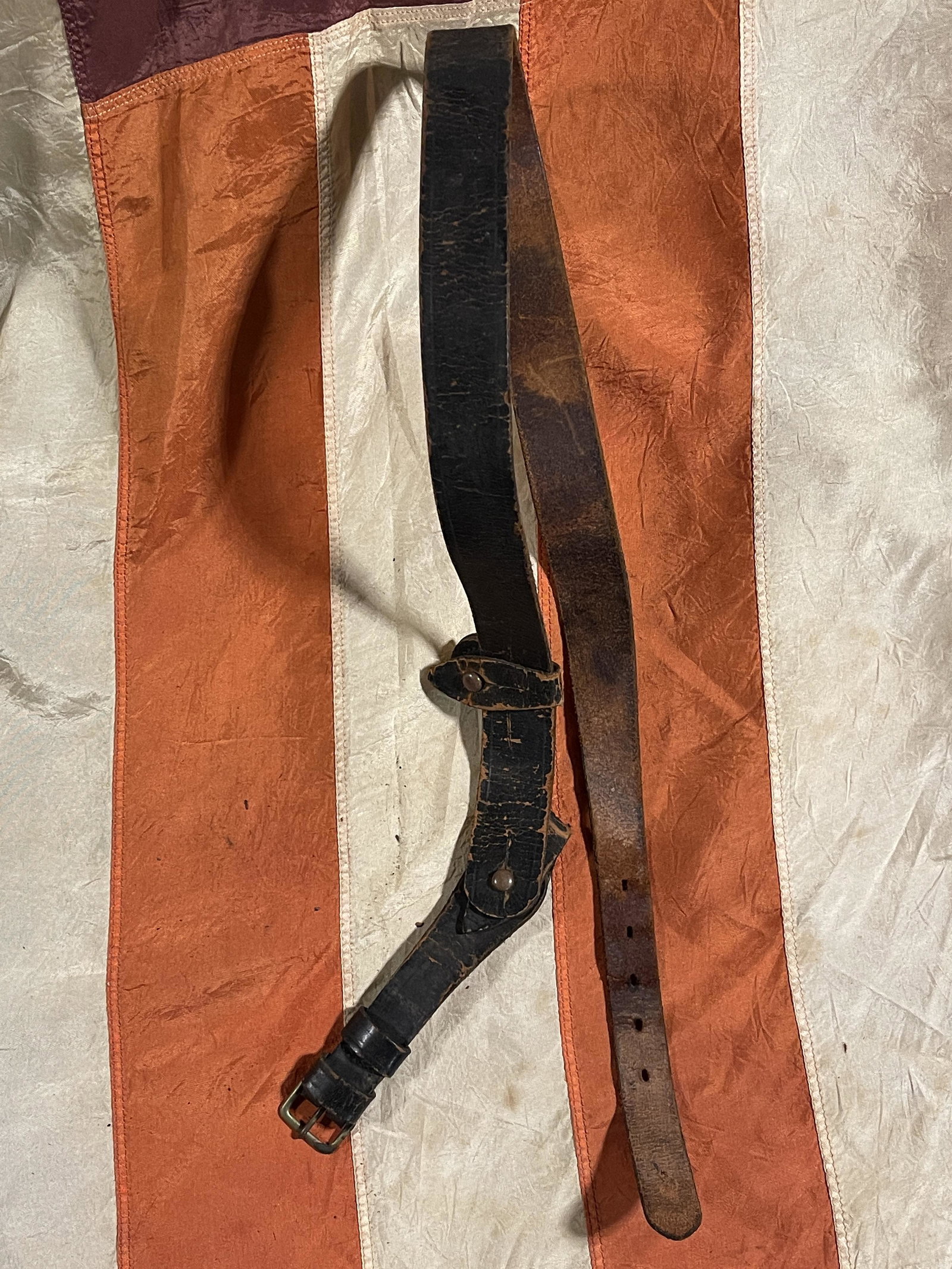 RARE CIVIL WAR CONFEDERATE OFFICER BELT: RARE CIVIL WAR CONFEDERATE OFFICER BELT. IN GOOD OVERALL SHAPE AND CONDITION. A GREAT FIND AND AN EXCELLENT ADDITION TO YOUR COLLECTION.