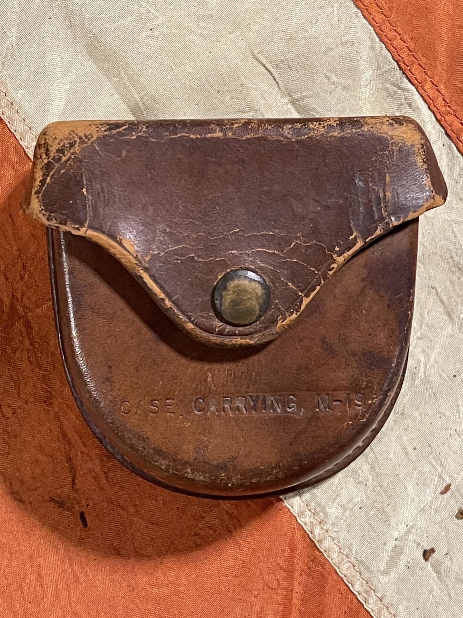 RARE CIVIL WAR SE CARRYING, M-19 CAP BOX: RARE CIVIL WAR SE CARRYING, M-19 CAP BOX. IN GOOD OVERALL SHAPE AND CONDITION. A GREAT FIND AND AN EXCELLENT ADDITION TO YOUR COLLECTION.