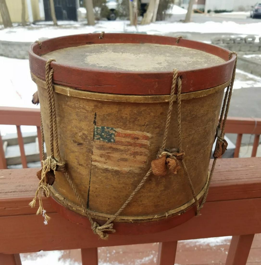 RARE CIVIL WAR CONFEDERATE 13 STAR FLAG DRUM: RARE CIVIL WAR CONFEDERATE 13 STAR FLAG DRUM. SOLD AS FOUND IN THE ATTIC OF AN ESTATE. IN MINT SHAPE AND CONDITION FOR IT'S AGE. HAS A BEAUTIFUL HAND-PAINTED 13 STAR FLAG PAINTED ON THE DRUM. IT DOES 