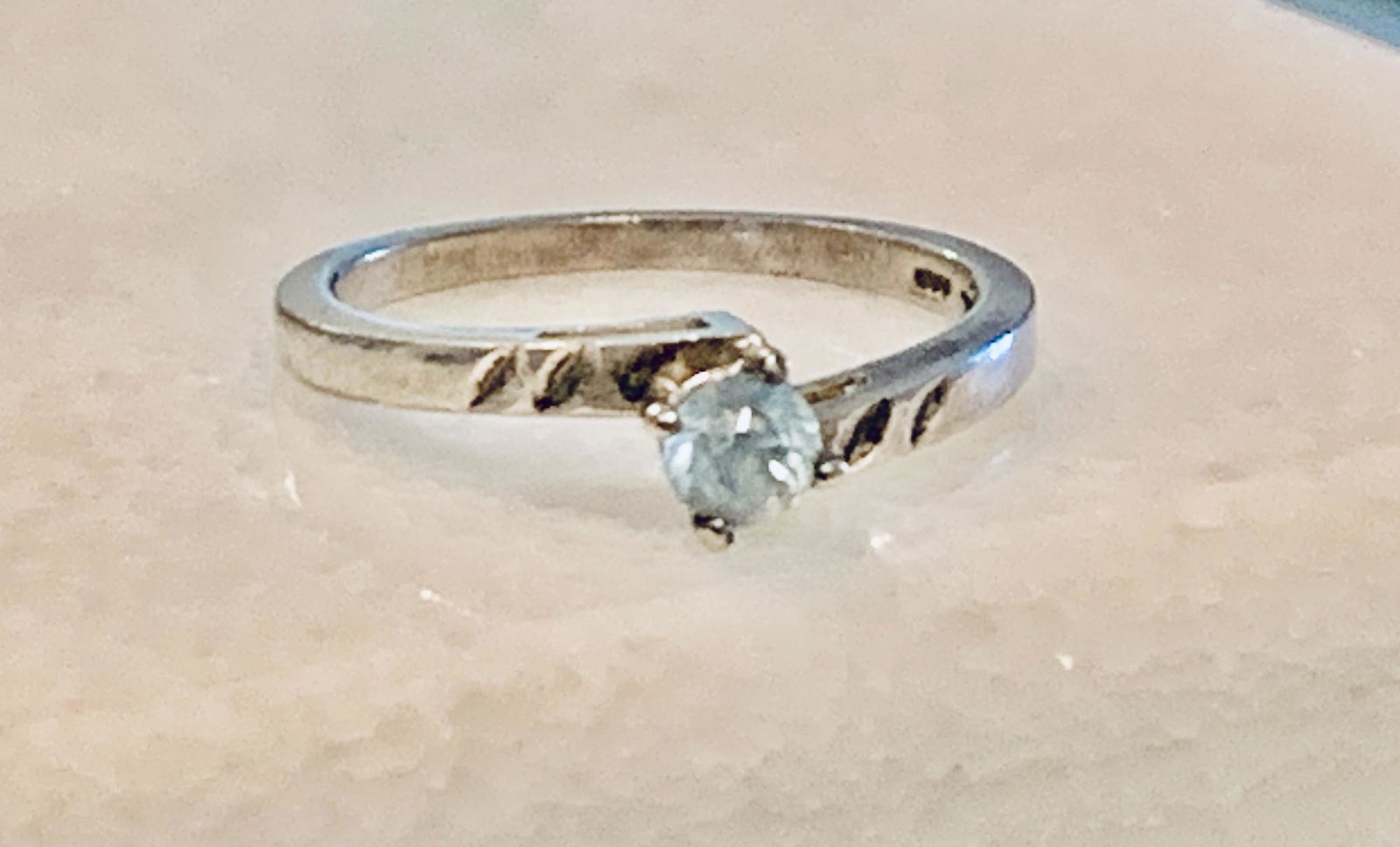 STERLING SILVER BLUE GEMSTONE WEDDING RING SZ 8: STERLING SILVER BLUE GEMSTONE WEDDING RING SZ 8. IN MINT OVERALL SHAPE AND CONDITION. A GREAT FIND AND AN EXCELLENT ADDITION TO YOUR COLLECTION.