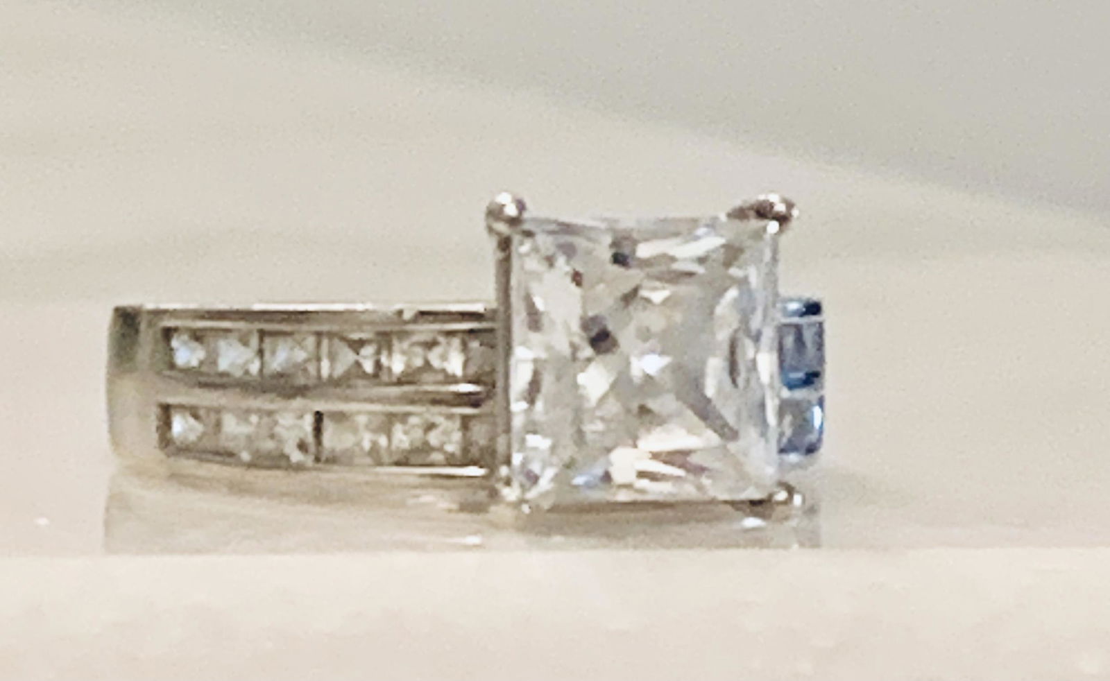 STERLING SILVER LADIES WEDDING RING SZ 8: STERLING SILVER LADIES WEDDING RING SZ 8. IN MINT OVERAL SHAPE AND CONDITION. A GREAT FIND AND AN EXCELLENT ADDITION TO YOUR COLLECTION.