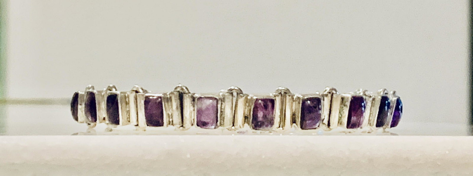 3 TCW AMETHYST STERLING SILVER TENNIS BRACELET: 3 TCW AMETHYST STERLING SILVER TENNIS BRACELET. IN MINT OVERALL SHAPE AND CONDITION. HAS A GREAT LOOK TO IT WITH AN EXCELLENT OVERALL EYE APPEAL. A GREAT FIND AND AN EXCELLENT ADDITION TO YOUR COLLECT