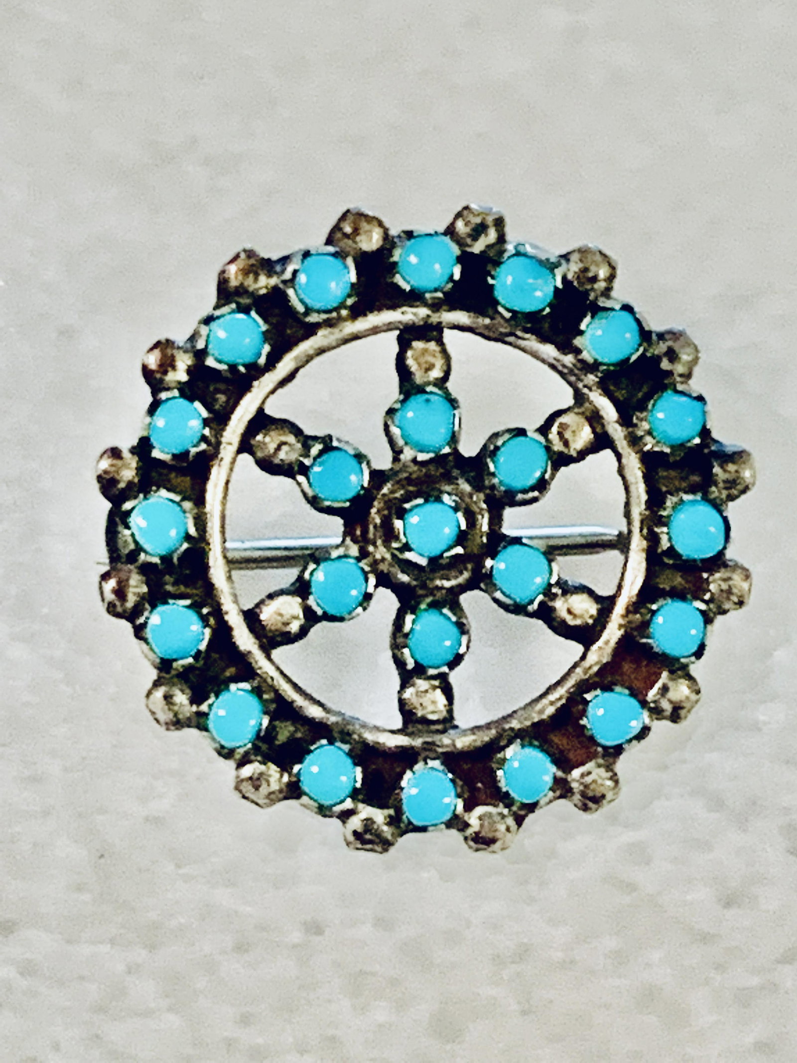 VINTAGE NATIVE AMERICAN MOTIF TURQUOISE BROOCH: VINTAGE NATIVE AMERICAN MOTIF TURQUOISE BROOCH. IN MINT OVERALL SHAPE AND CONDITION. A GREAT FIND AND AN EXCELLENT ADDITION TO YOUR COLLECTION.