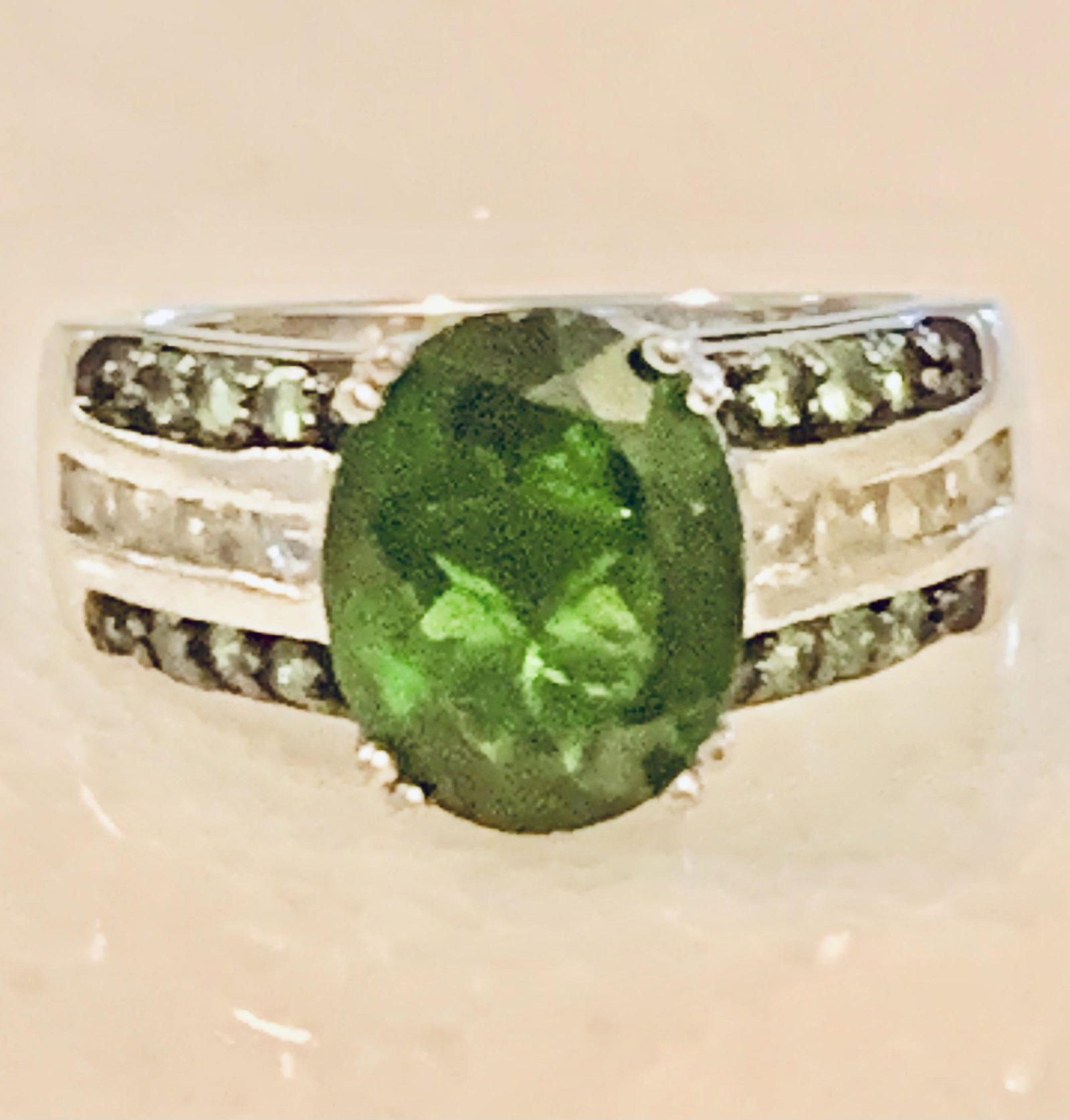 RETRO STERLING SILVER GREEN STONE COCKTAIL RING SZ5.5: RETRO STERLING SILVER GREEN STONE COCKTAIL RING SZ5.5. IN GOOD OVERALL SHAPE AND CONDITION. A GREAT FIND AND AN EXCELLENT ADDITION TO YOUR COLLECTION.