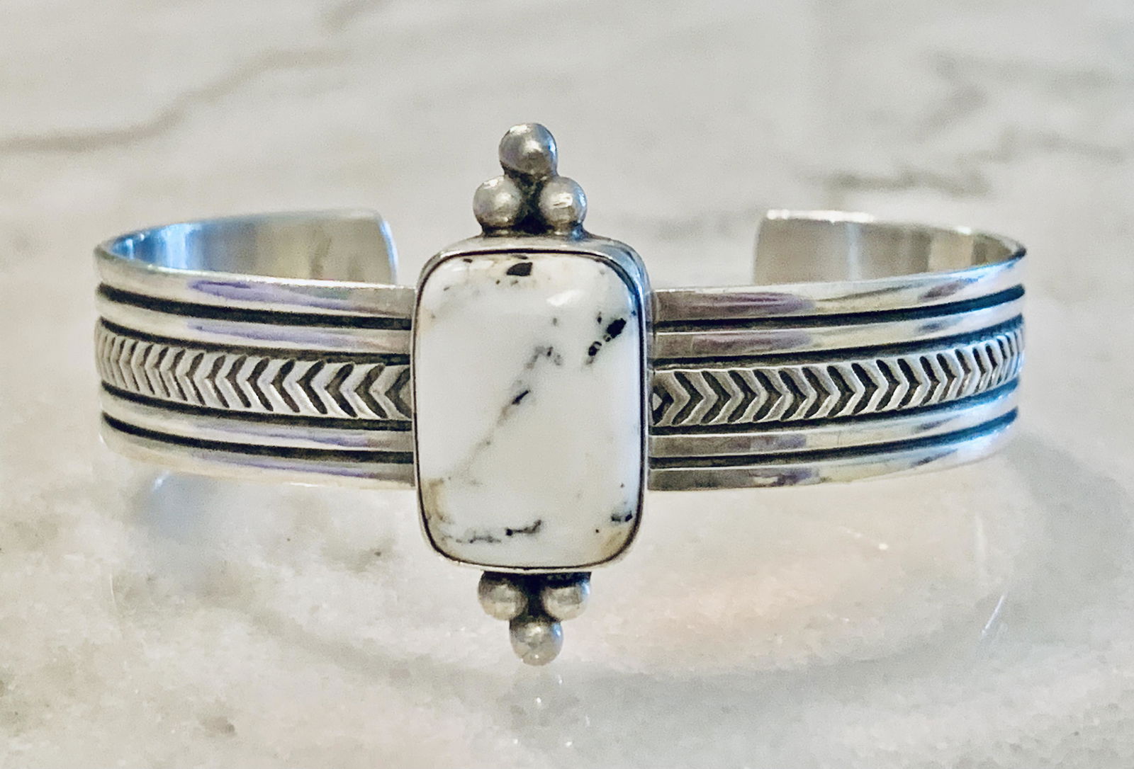 SIGNED NATIVE AMERICAN WHITE BUFFALO STONE CUFF BANGLE (1 of 9)