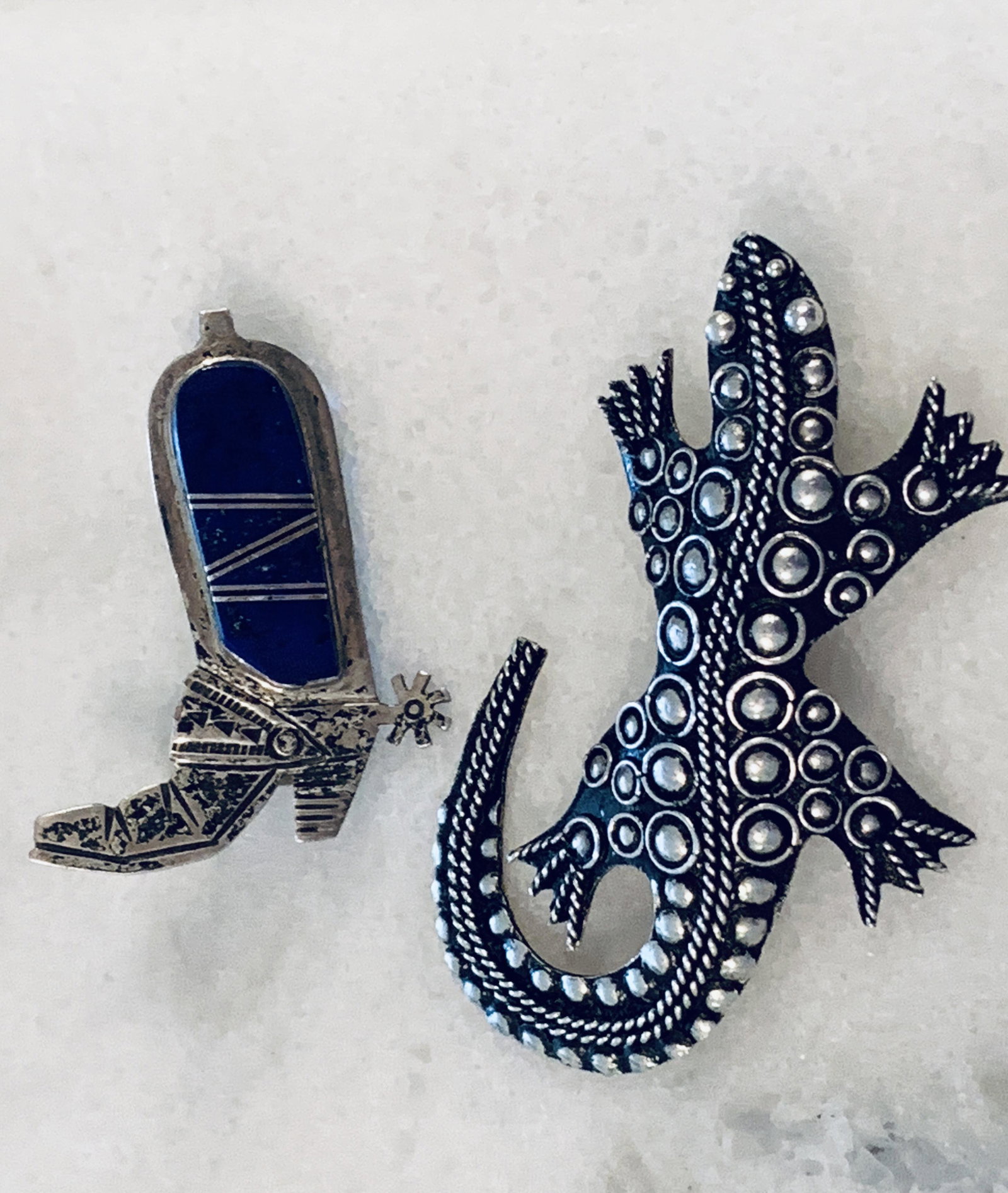 STERLING SILVER LIZARD & BOOT MOTIF BROOCHES: STERLING SILVER LIZARD & BOOT MOTIF BROOCHES. SOLD AS A LOT. PLEASE VIEW ALL DETAILED PICTURES. A GREAT FIND AND AN EXCELLENT ADDITION TO YOUR COLLECTION.