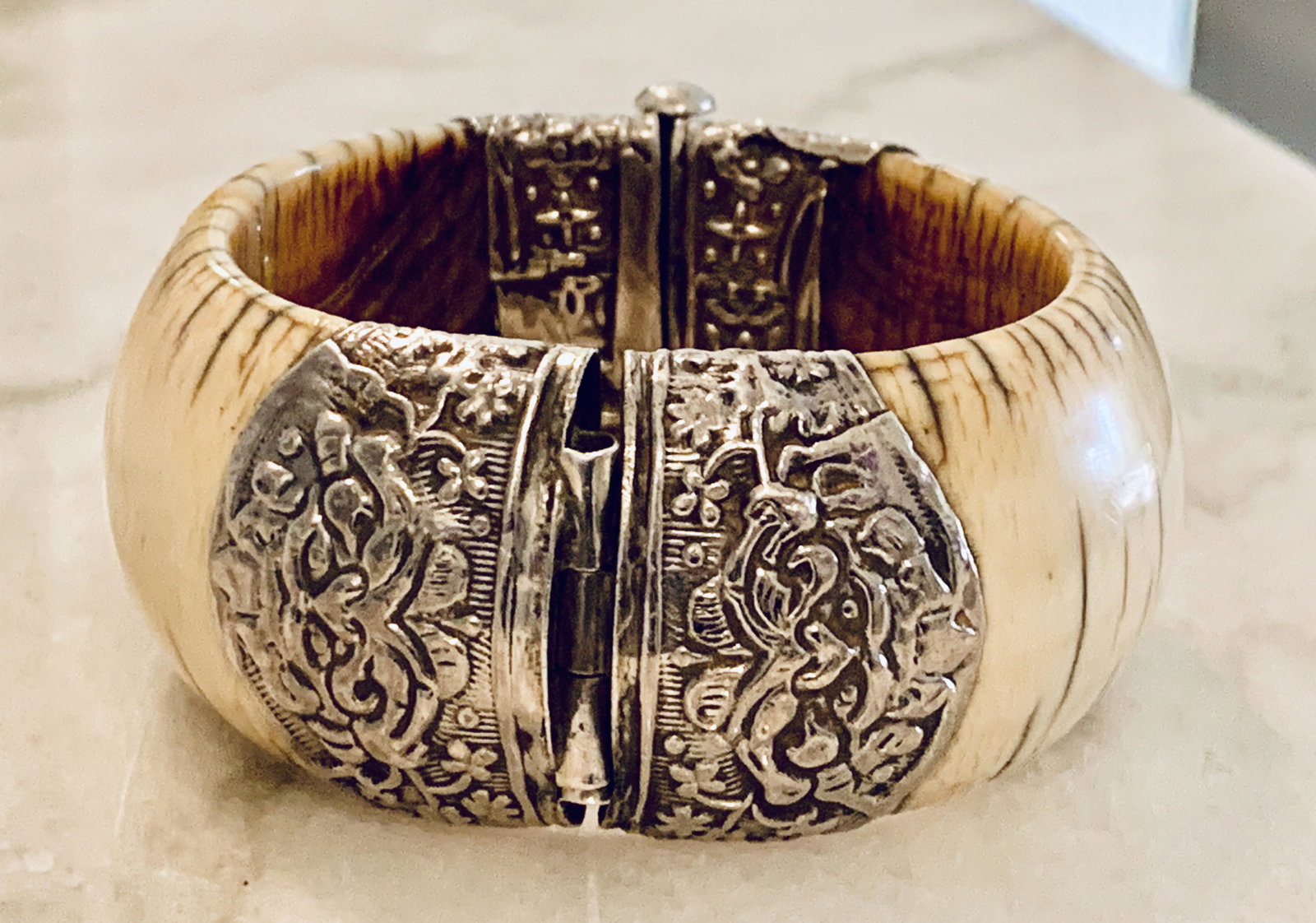 ANTIQUE STERLING SILVER BONE BANGLE BRACELET: ANTIQUE STERLING SILVER BONE BANGLE BRACELET. IN MINT OVERALL SHAPE AND CONDITION. HAS A GREAT LOOK TO IT WITH AN EXCELLENT OVERALL EYE APPEAL. A GREAT FIND AND AN EXCELLENT ADDITION TO YOUR COLLECTIO