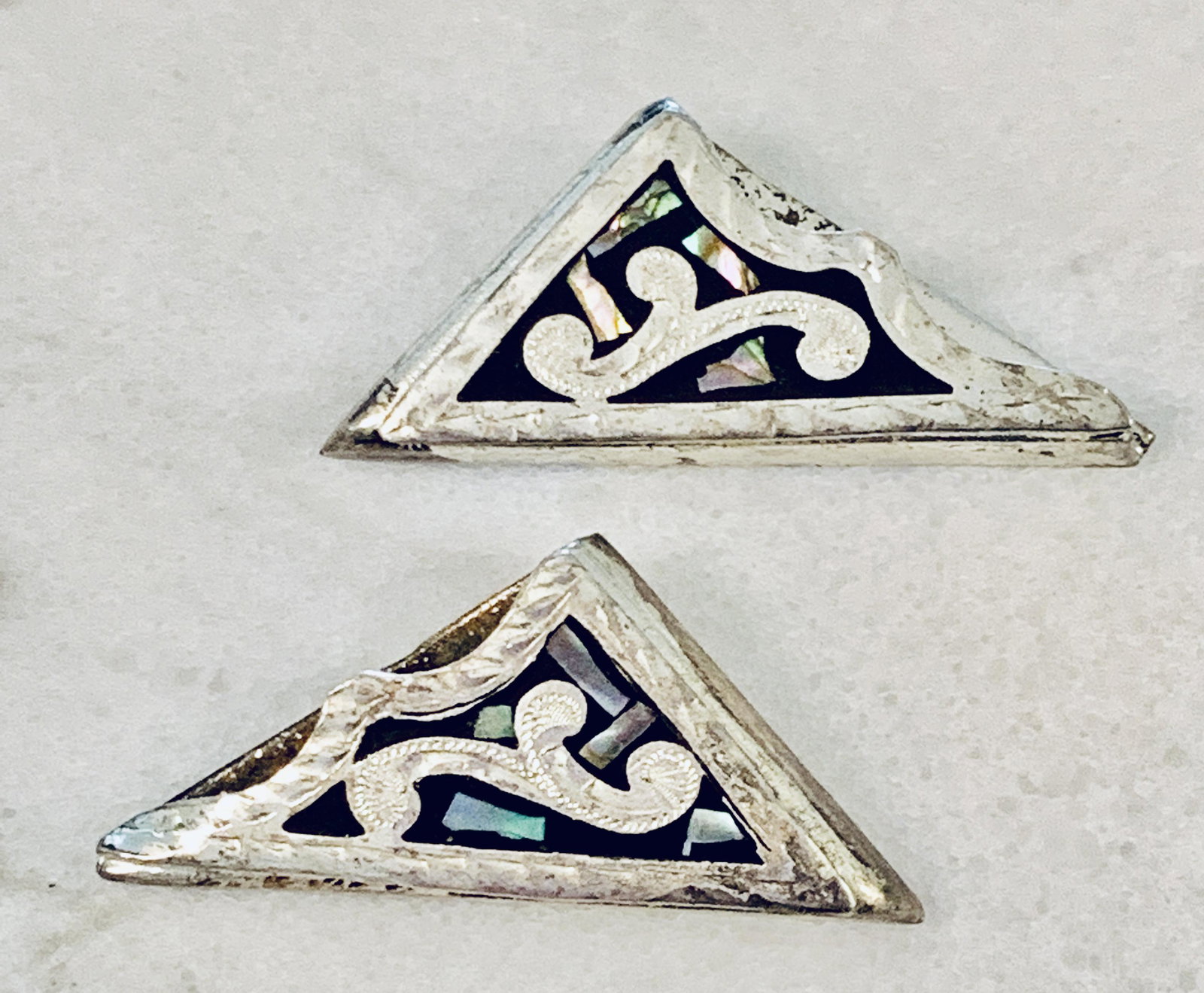 LOT OF (2) STERLING SILVER BELT ENDS: LOT OF (2) STERLING SILVER BELT ENDS. IN GOOD OVERALL SHAPE AND CONDITION. A GREAT FIND AND AN EXCELLENT ADDITION TO YOUR COLLECTION.