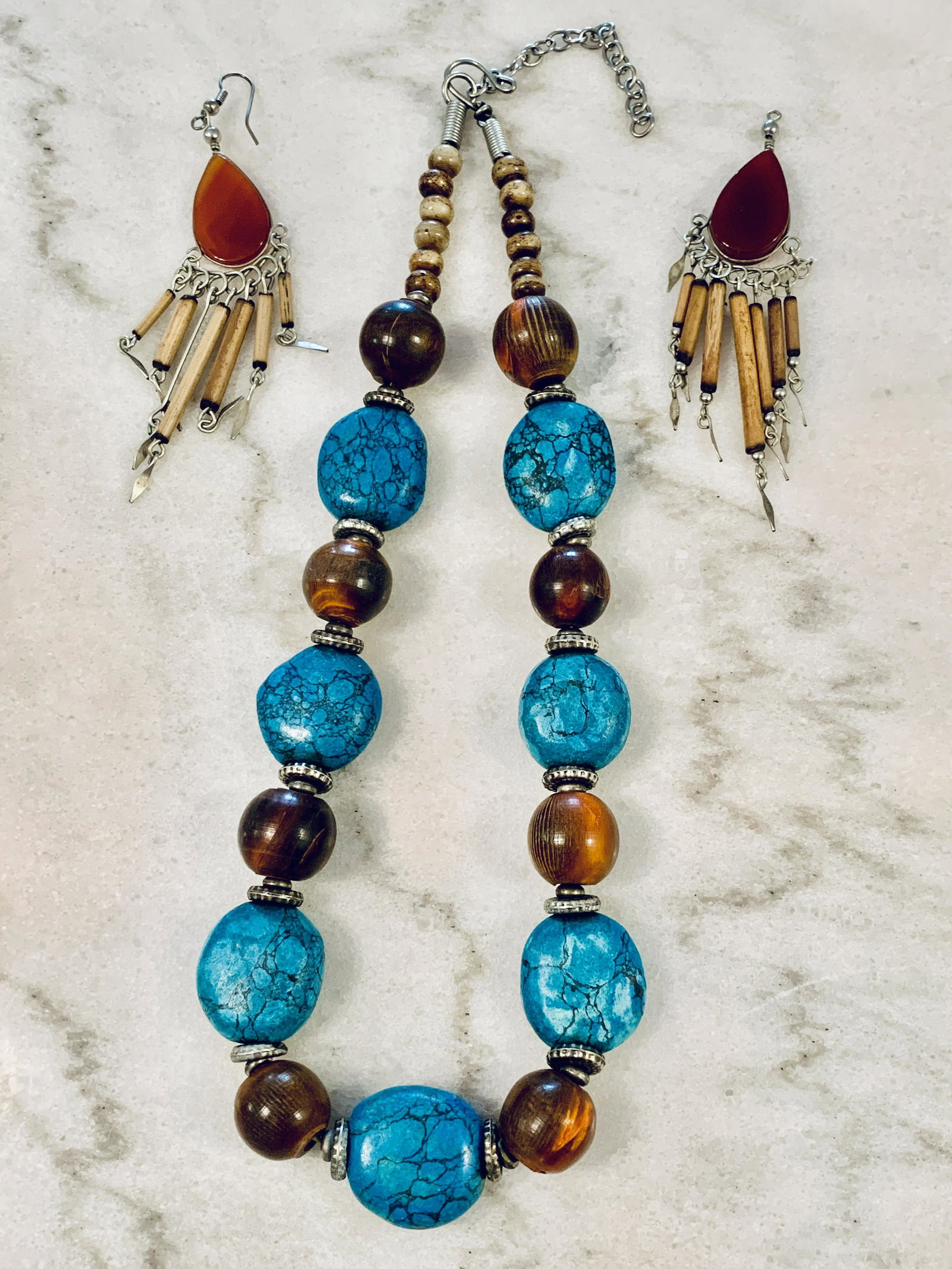 TIBETIAN JEWELRY - LOT OF NECKLACE & MATCHING EARRINGS: TIBETIAN JEWELRY - LOT OF NECKLACE & MATCHING EARRINGS. IN MINT OVERALL SHAPE AND CONDITION. A GREAT FIND AND AN EXCELLENT ADDITION TO YOUR COLLECTION.