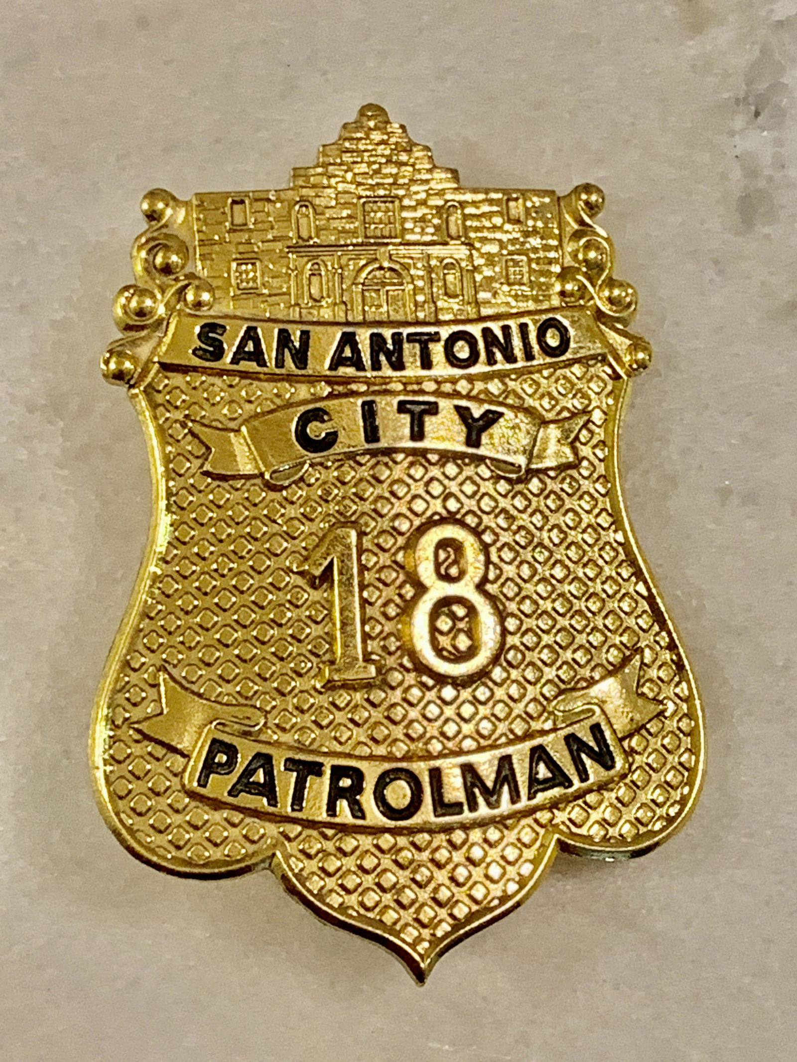 VINTAGE SAN ANTONIO CITY 18 PATROLMAN BADGE (1 of 4)