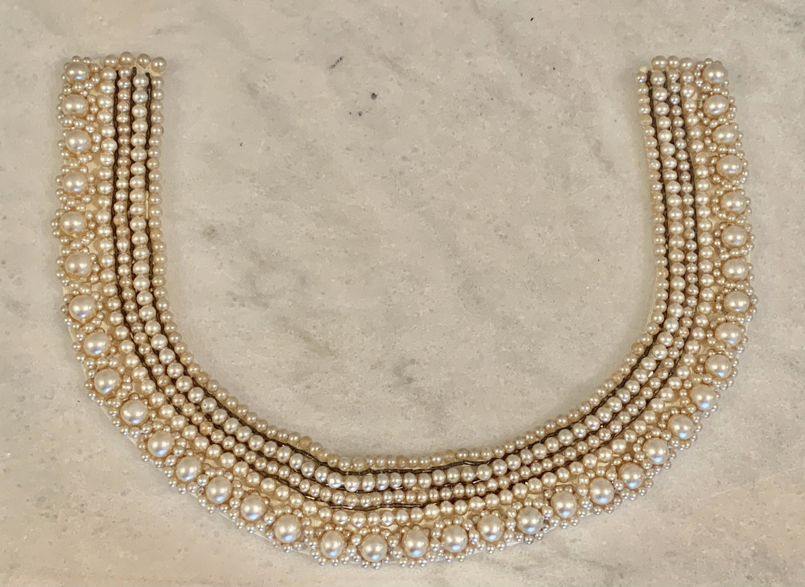 VINTAGE COLLECTIBLE BEADED CHOKER NECKLACE: VINTAGE COLLECTIBLE BEADED CHOKER NECKLACE. A GREAT ADDITION TO YOUR COLLECTION.