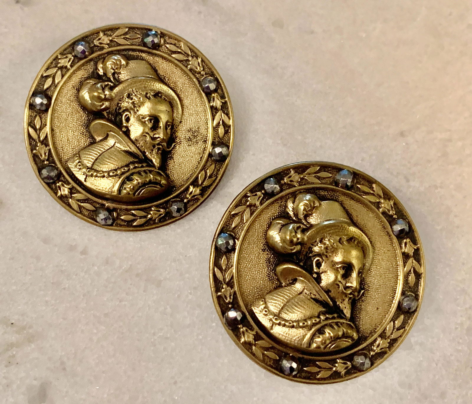 ANTIQUE VICTORIAN LOT OF (2) BUTTONS (1 of 6)