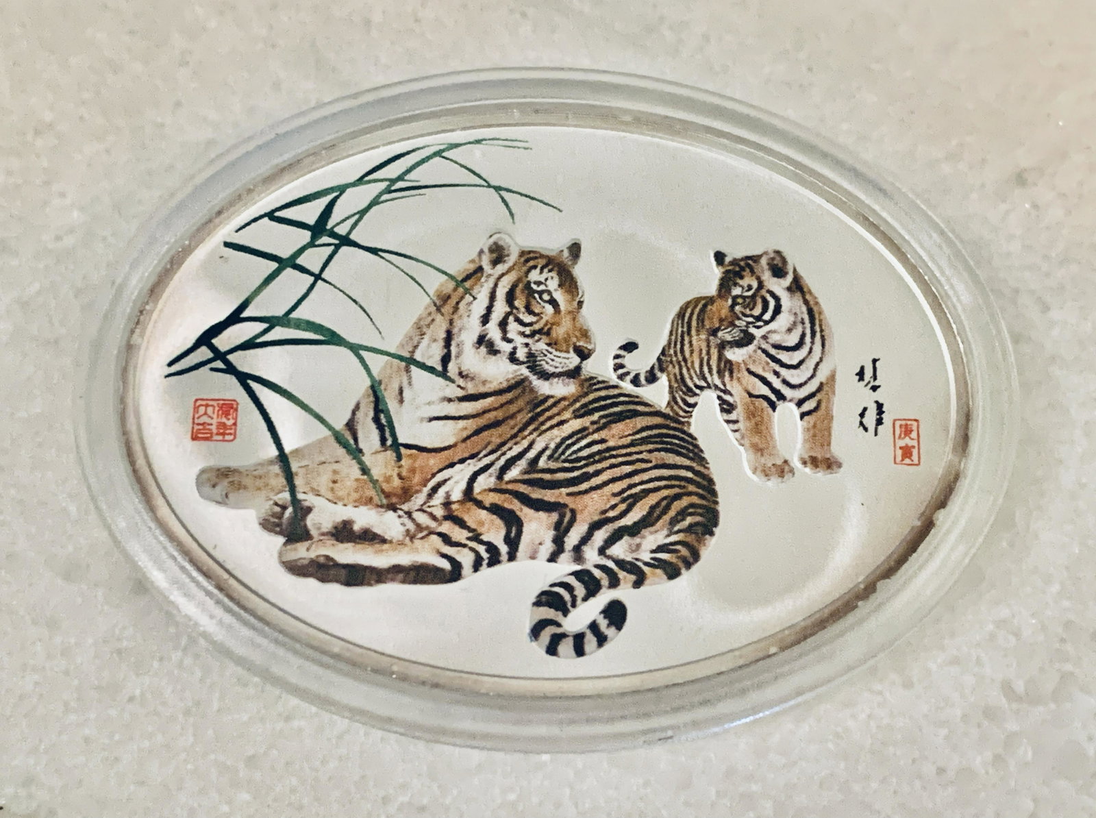 JAPANESE 1 OZ SILVER TIGER MOTIF OVAL MEDAL COIN: JAPANESE 1 OZ SILVER TIGER MOTIF OVAL MEDAL COIN. IN GOOD OVERALL SHAPE AND CONDITION. A GREAT FIND AND AN EXCELLENT ADDITION TO YOUR COLLECTION.