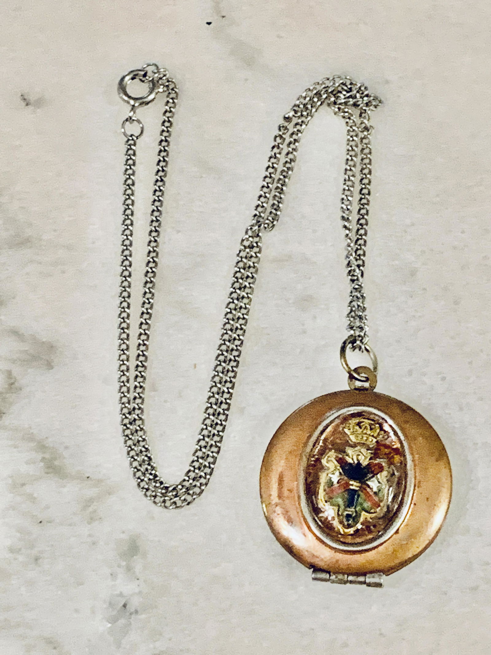 OLD VICTORIAN STYLE LOCKET PENDANT (1 of 6)