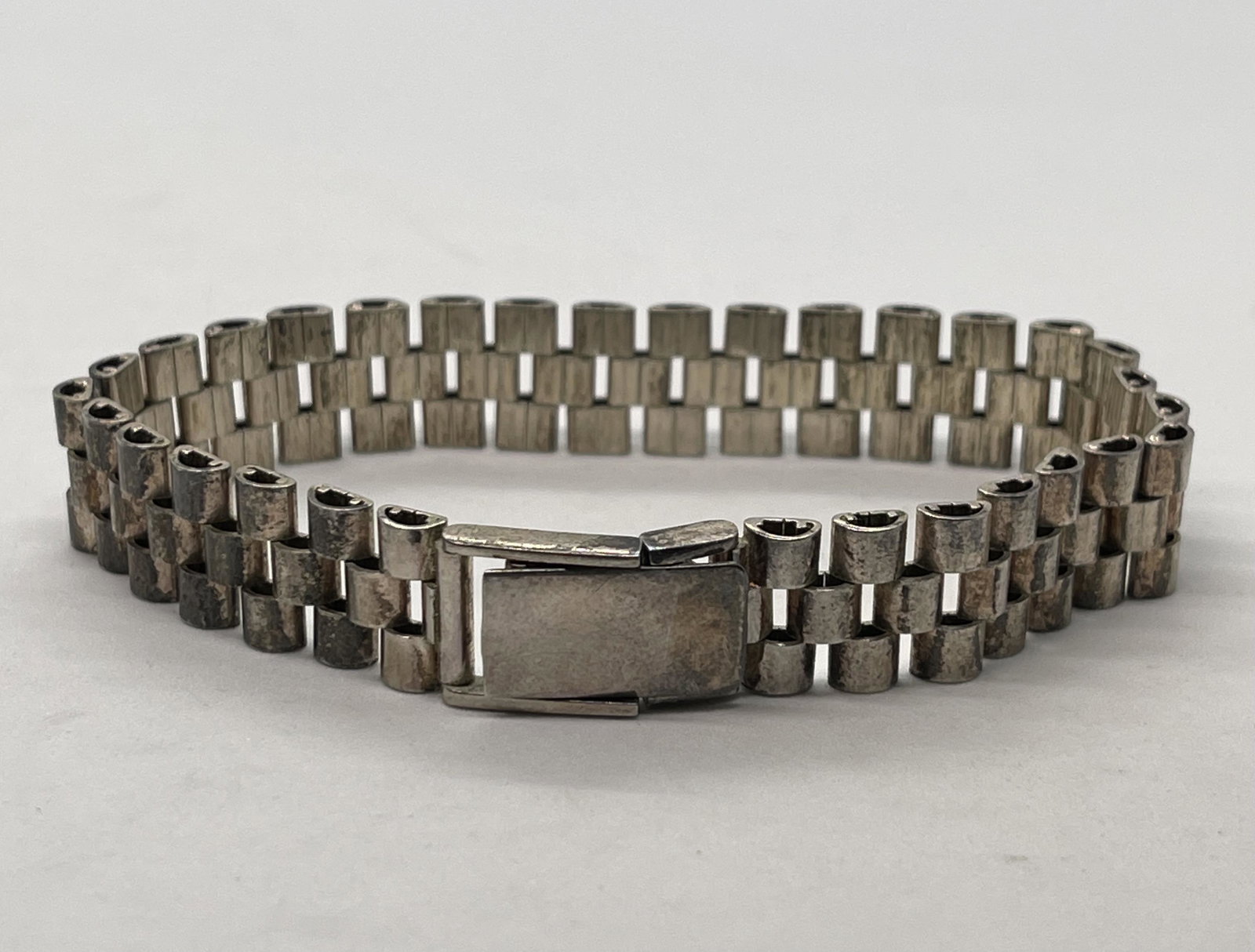 ROLEX OYSTE JUBILEE STYLE STERLING SILVER MENS BRACELET: ROLEX OYSTE JUBILEE STYLE STERLING SILVER MENS BRACELET. BRACELET IS IN MINT OVERALL SHAPE AND CONDITION. WOULD LOOK GREAT TO WEAR WITH YOUR ROLEX JUBILEE OR OYSTER WATCH. PLEASE VIEW ALL DETAILED PIC