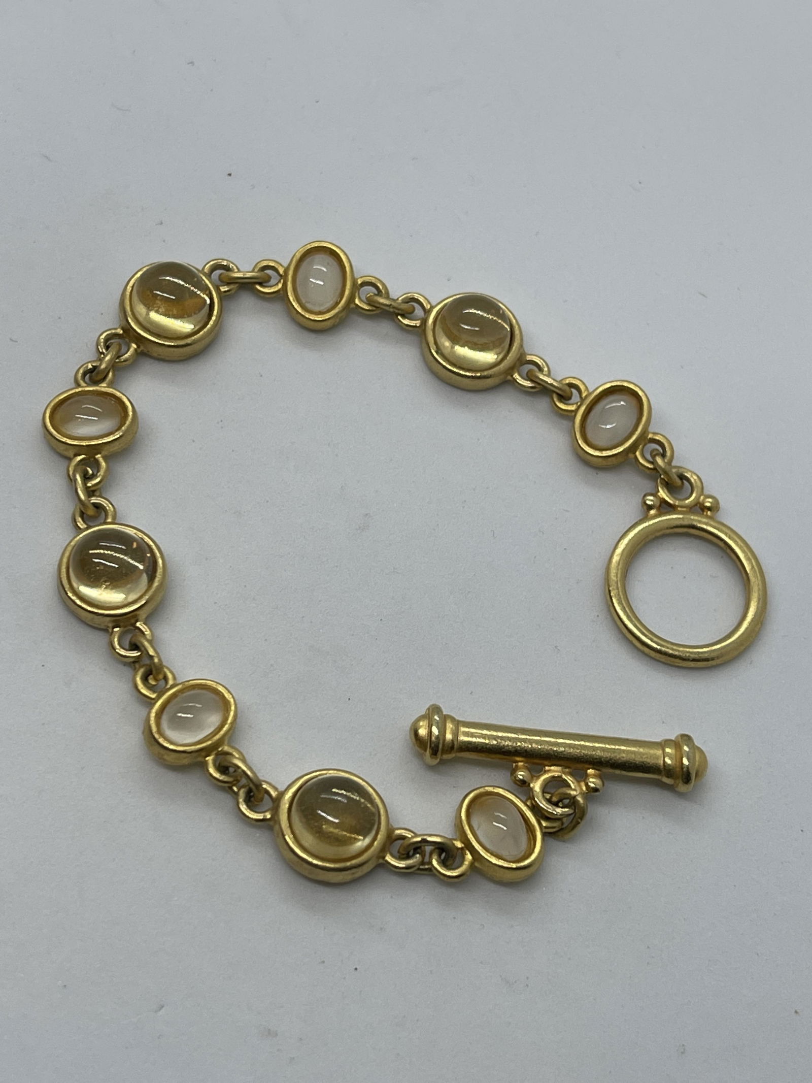 DESIGNER 6 TCW CITRINE & MOONSTONE COCKTAIL BRACELET: DESIGNER 6 TCW CITRINE & MOONSTONE COCKTAIL BRACELET. IN MINT OVERALL SHAPE AND CONDITION. HAS A GREAT LOOK TO IT WITH AN EXCELLENT OVERALL EYE APPEAL. A GREAT FIND AND AN EXCELLENT ADDITION TO YOUR C