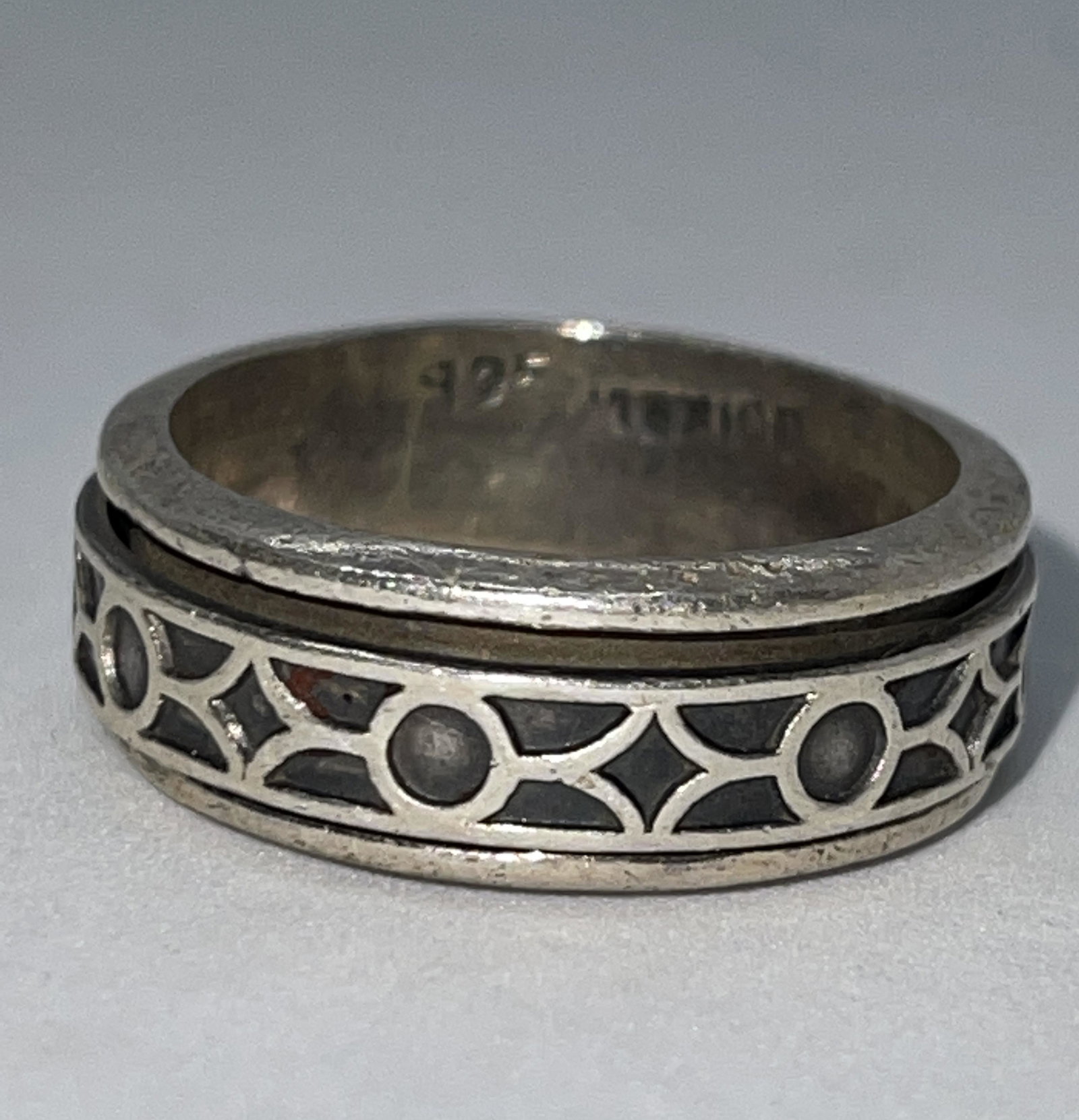 STERLING SILVER VTG. COCKTAIL BAND SZ 8: STERLING SILVER VTG. COCKTAIL BAND SZ 8. IN GOOD OVERALL SHAPE AND CONDITION. A GREAT FIND AND AN EXCELLENT ADDITION TO YOUR COLLECTION.