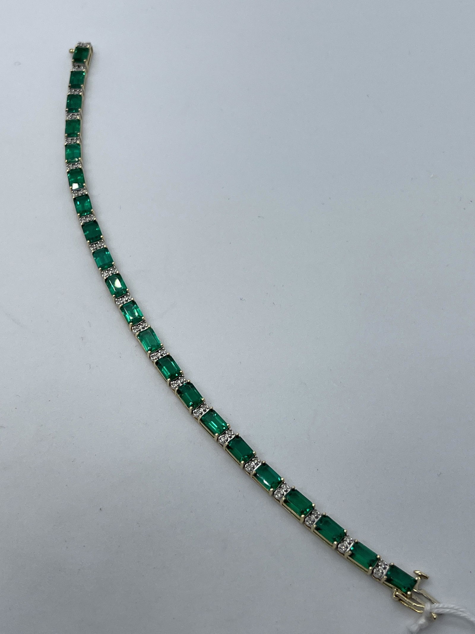 14K GOLD 5 TCW EMERALDS & DIAMONDS TENNIS BRACELET 9: 14K GOLD 5 TCW EMERALDS & DIAMONDS TENNIS BRACELET. BRACELET WEIGHS 9 GRAMS. IN MINT OVERALL SHAPE AND CONDITION. THE GREEN GEMSTONES DO TEST AS EMERALDS ON OUR GEM-TESTER. HAS A GREAT LOOK TO IT WITH