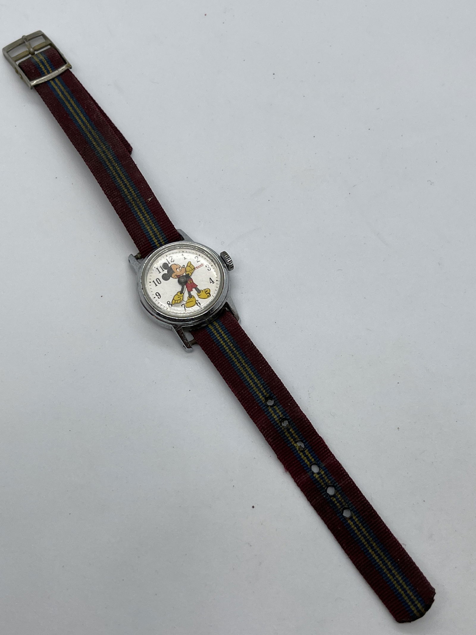 VINTAGE INGERSOLL MICKEY MOUSE WRISTWATCH: VINTAGE INGERSOLL MICKEY MOUSE WRISTWATCH. IN GOOD OVERALL SHAPE AND CONDITION. WATCH DOES RUN AND KEEP TIME. A GREAT FIND AND AN EXCELLENT ADDITION TO YOUR COLLECTION.