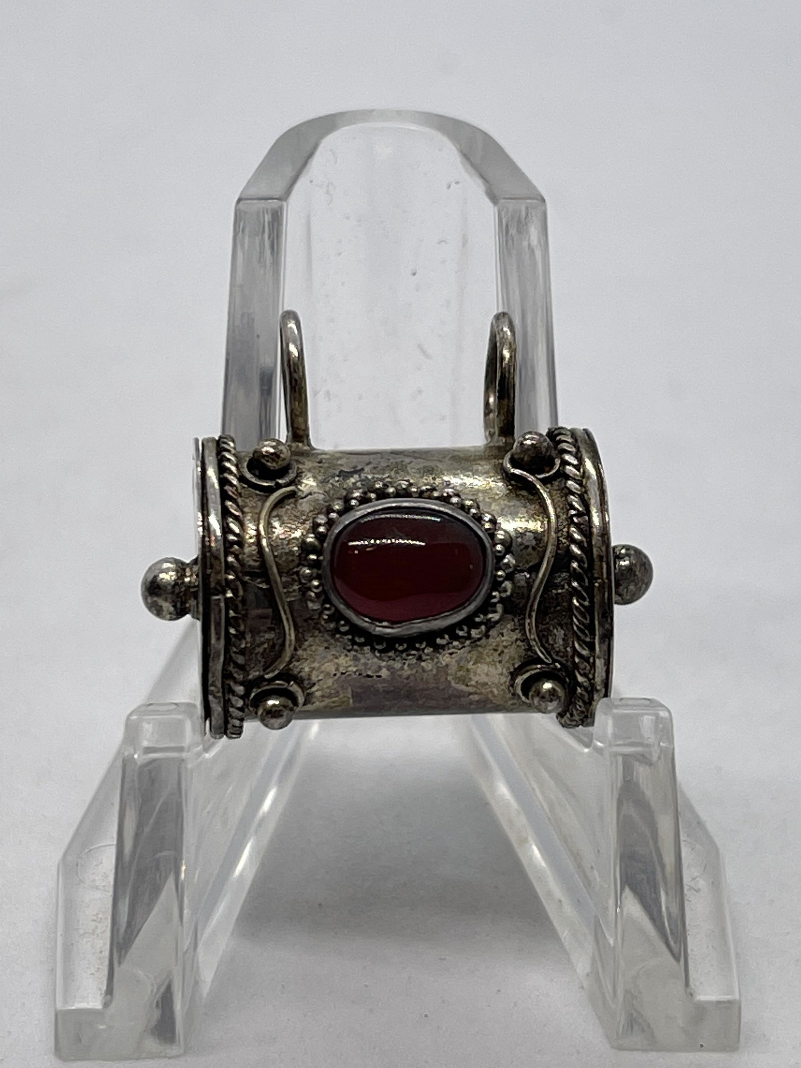 ANTIQUE STERLING SILVER CORNELIAN PILL BOX PENDANT: ANTIQUE STERLING SILVER CORNELIAN PILL BOX PENDANT. IN GOOD OVERALL SHAPE AND CONDITION. HAS A GREAT LOOK TO IT WITH AN EXCELLENT OVERALL EYE APPEAL. A GREAT FIND AND AN EXCELLENT ADDITION TO YOUR COL