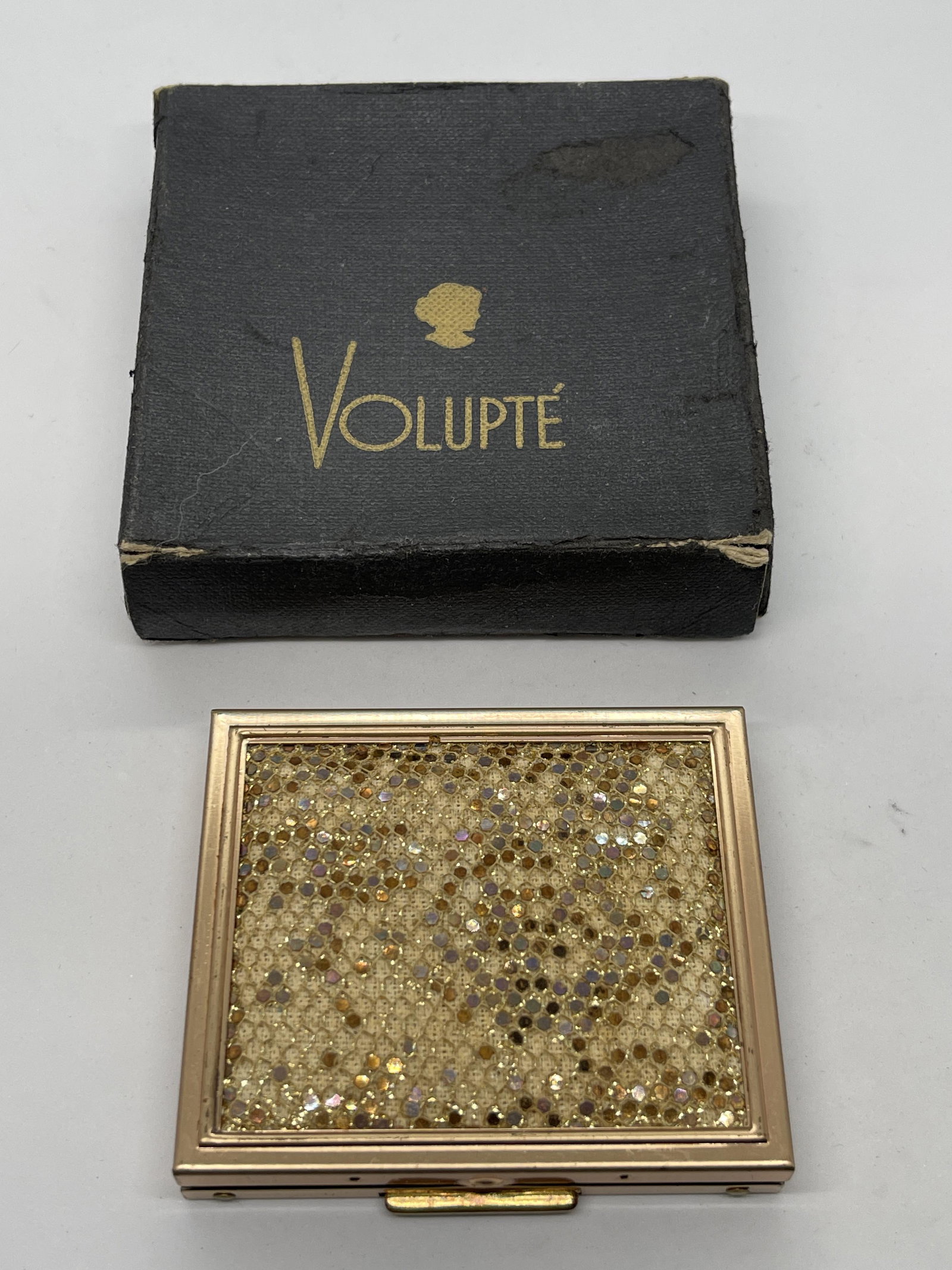 ANTIQUE VOLUPTE LADIES COMPACT IN BOX: ANTIQUE VOLUPTE LADIES COMPACT IN ORIGINAL BOX. IN GOOD OVERALL SHAPE AND CONDITION. A GREAT FIND AND AN EXCELLENT ADDITION TO YOUR COLLECTION.
