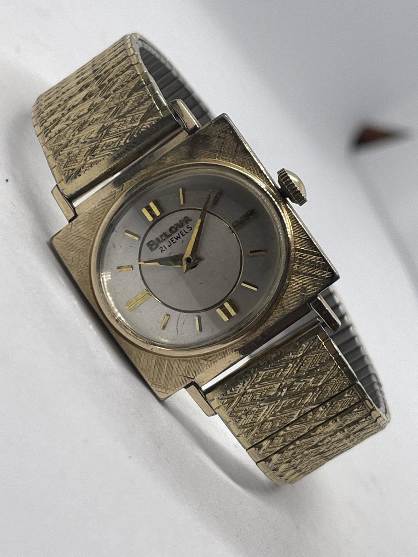 VINTAGE MENS BULOVA 10K GOLD PLATED WATCH: VINTAGE MENS BULOVA 10K GOLD PLATED WATCH. IN GOOD WORKING ORDER. A GREAT FIND AND AN EXCELLENT ADDITION TO YOUR COLLECTION.