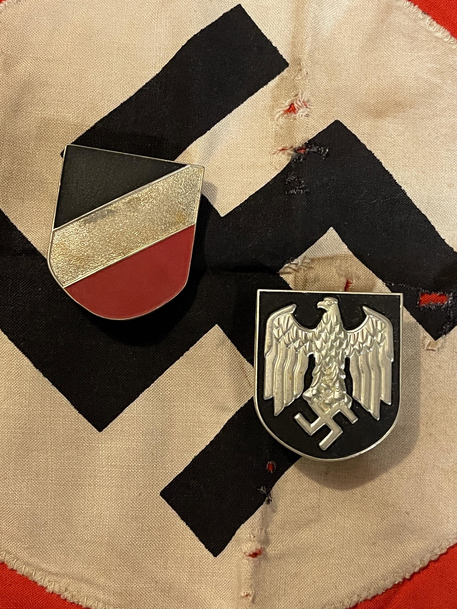 RARE WW2 GERMAN TROPICAL PITH HELMET SHIELDS ARMY: RARE WW2 GERMAN TROPICAL PITH HELMET SHIELDS ARMY W/MAKER MARKS. IN MINT OVERALL SHAPE AND CONDITION. HAS A GREAT LOOK TO IT WITH AN EXCELLENT OVERALL EYE APPEAL. A GREAT FIND AND AN EXCELLENT ADDITIO