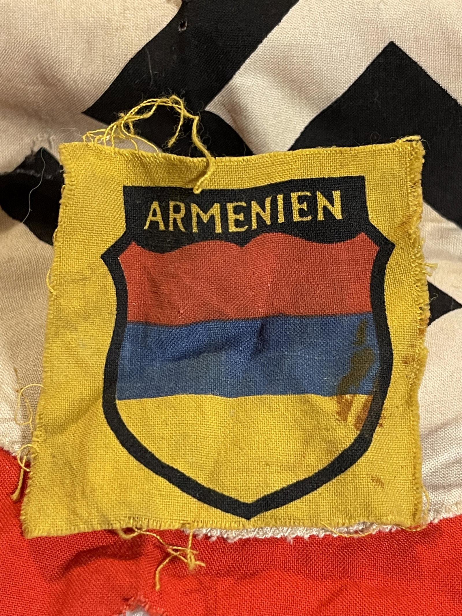 WW2 ARMENIAN TROOPS FOR GERMANY SHIELD SLEEVE PATCH: WW2 ARMENIAN TROOPS FOR GERMANY SHIELD SLEEVE PATCH. IN MINT OVERALL SHAPE AND CONDITION. A GREAT FIND AND AN EXCELLENT ADDITION TO YOUR COLLECTION.