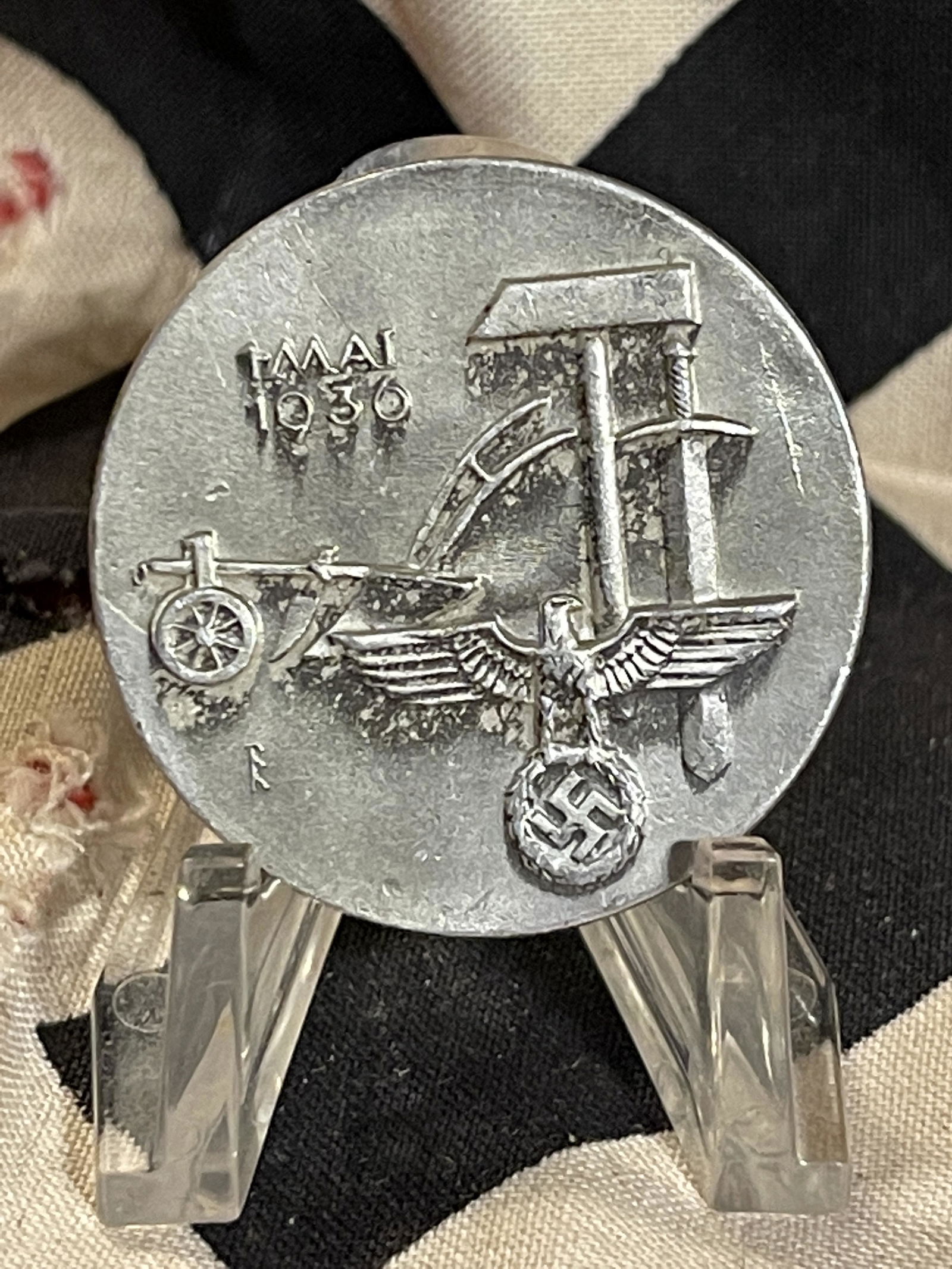 WW2 GERMAN 1 MAI 1936 TINNIE: WW2 GERMAN 1 MAI 1936 TINNIE. IN MINT OVERALL SHAPE AND CONDITION. HAS A GREAT LOOK TO IT WITH AN EXCELLENT OVERALL EYE APPEAL. A GREAT FIND AND AN EXCELLENT ADDITION TO YOUR COLLECTION.