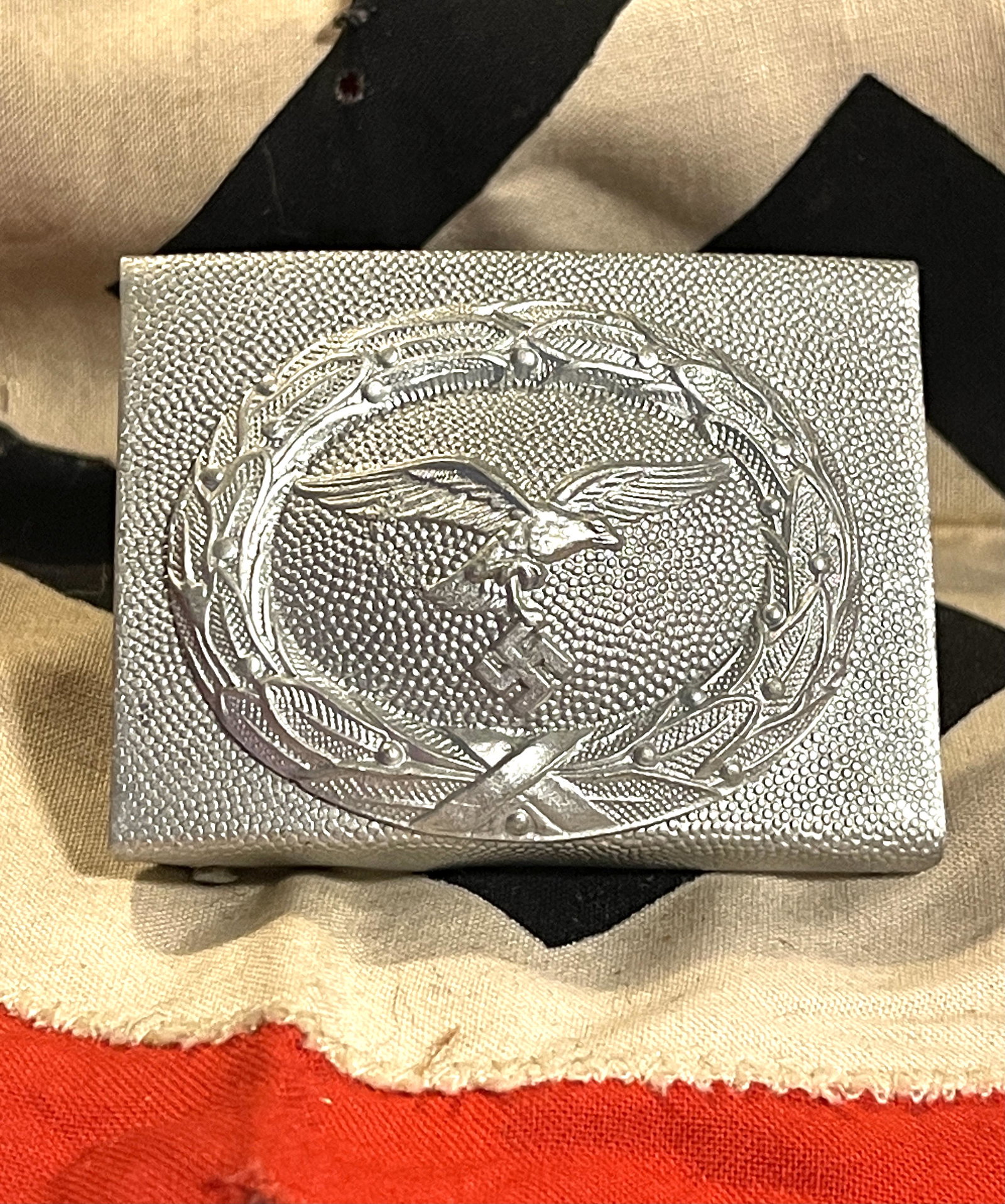 SCARCE WW2 GERMAN NAZI PARATROOPER BELT BUCKLE: SCARCE WW2 GERMAN NAZI PARATROOPER BELT BUCKLE. IN MINT OVERALL SHAPE AND CONDITION. HAS A GREAT LOOK TO IT WITH AN EXCELLENT OVERALL EYE APPEAL. A RARE FIND.