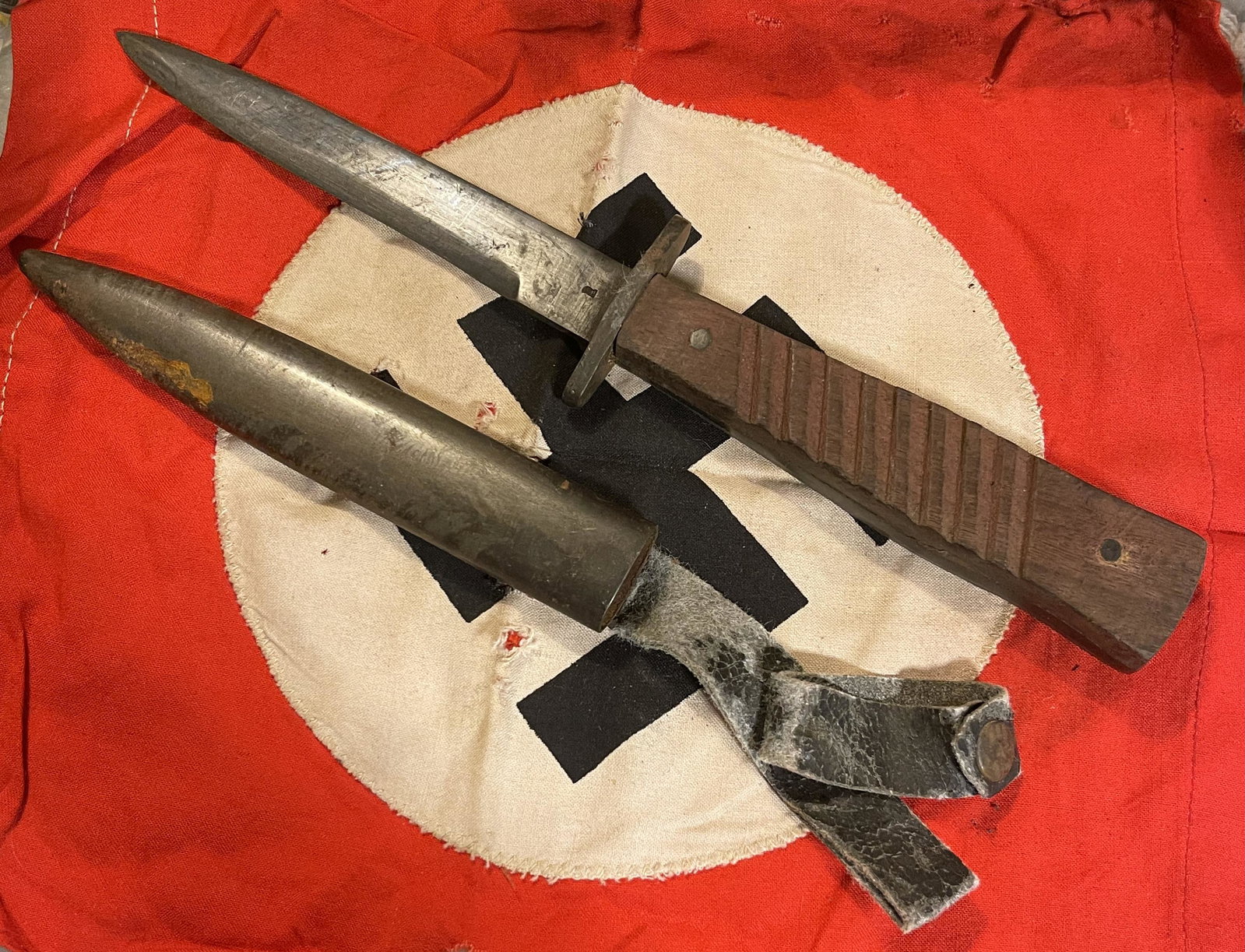 RARE WW2 GERMAN SOLDIERS BOOT DAGGER W/MAKER MARKS: RARE WW2 GERMAN SOLDIERS BOOT DAGGER W/MAKER MARKS. IN MINT OVERALL SHAPE AND CONDITION. HAS A GREAT LOOK TO IT WITH AN EXCELLENT OVERALL EYE APPEAL. A GREAT FIND AND AN EXCELLENT ADDITION TO YOUR COL
