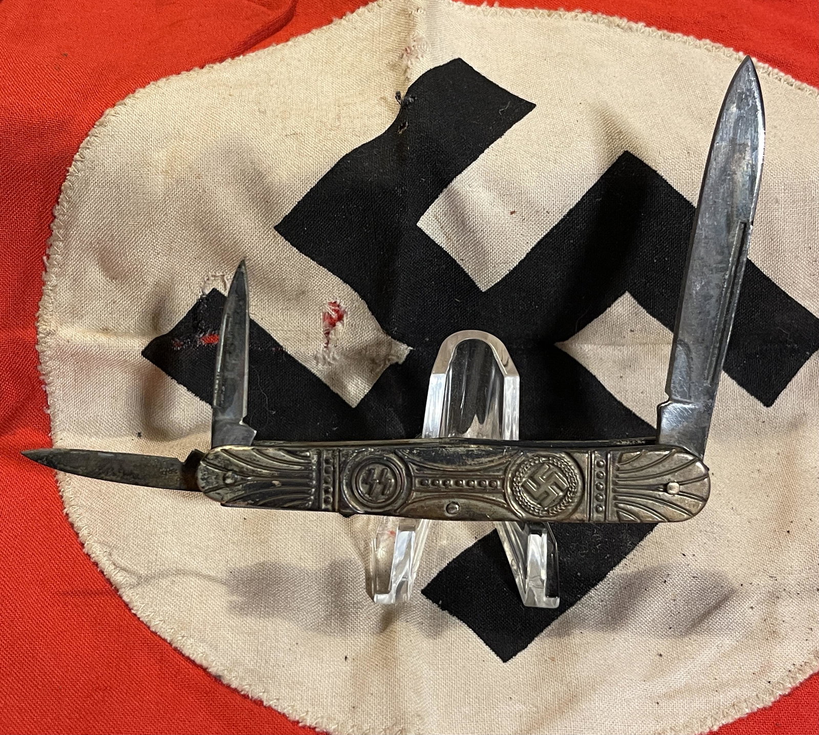 SCARCE WW2 GERMAN NAZI SS POCKET KNIFE: SCARCE WW2 GERMAN NAZI SS POCKET KNIFE. IN MINT OVERALL SHAPE AND CONDITION. HAS A GREAT LOOK TO IT WITH AN EXCELLENT OVERALL EYE APPEAL. A GREAT FIND AND AN EXCELLENT ADDITION TO YOUR COLLECTION.