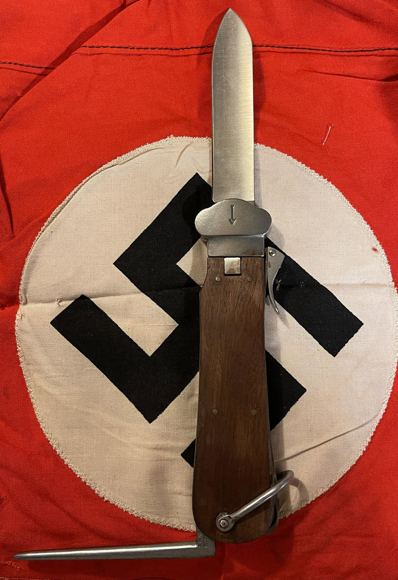 RARE WW2 GERMAN NAZI PARATROOPER GRAVITY KNIFE: RARE WW2 GERMAN NAZI PARATROOPER GRAVITY KNIFE. MAKER MARKED ON THE SPIKE. HAS A GREAT LOOK TO IT WITH AN EXCELLENT OVERALL EYE APPEAL. OPENS AND CLOSES FREELY. VERY STURDY AND WELL BUILT. PLEASE VIEW