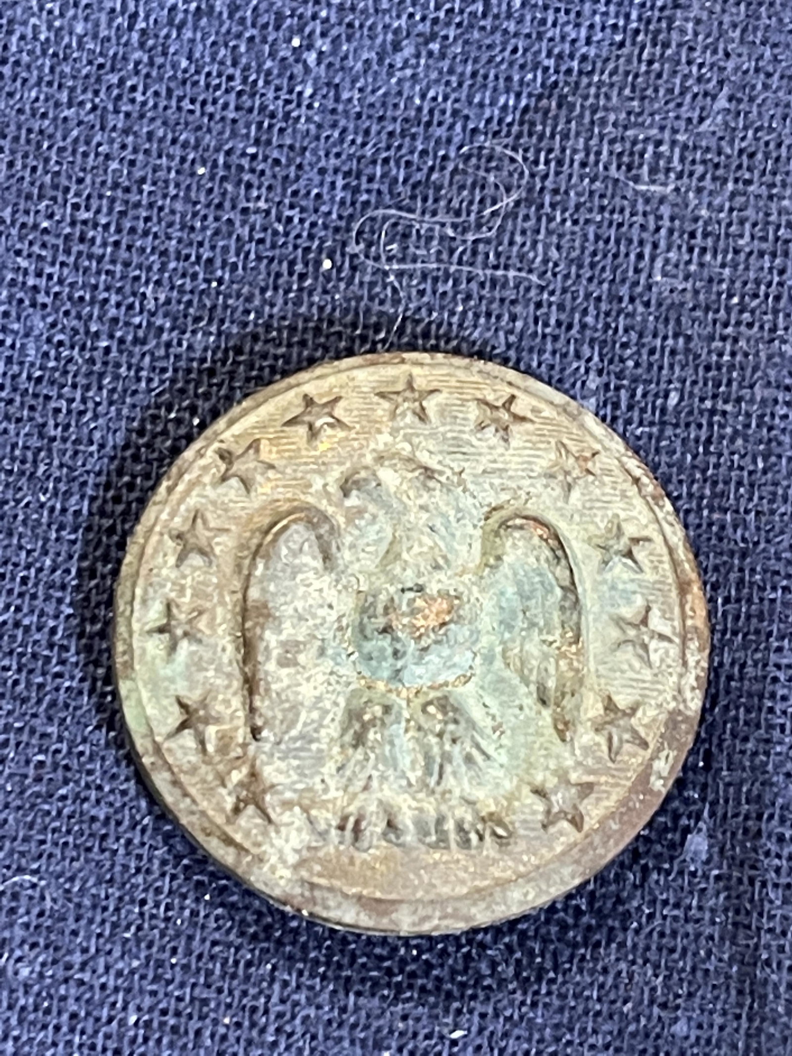 DUG CIVIL WAR CONFEDERATE 13 STAR BUTTON: DUG CIVIL WAR CONFEDERATE 13 STAR BUTTON. IN MINT OVERALL SHAPE AND CONDITION. HAS A GREAT LOOK TO IT WITH AN EXCELLENT OVERALL EYE APPEAL. A GREAT FIND AND AN EXCELLENT ADDITION TO YOUR COLLECTION.