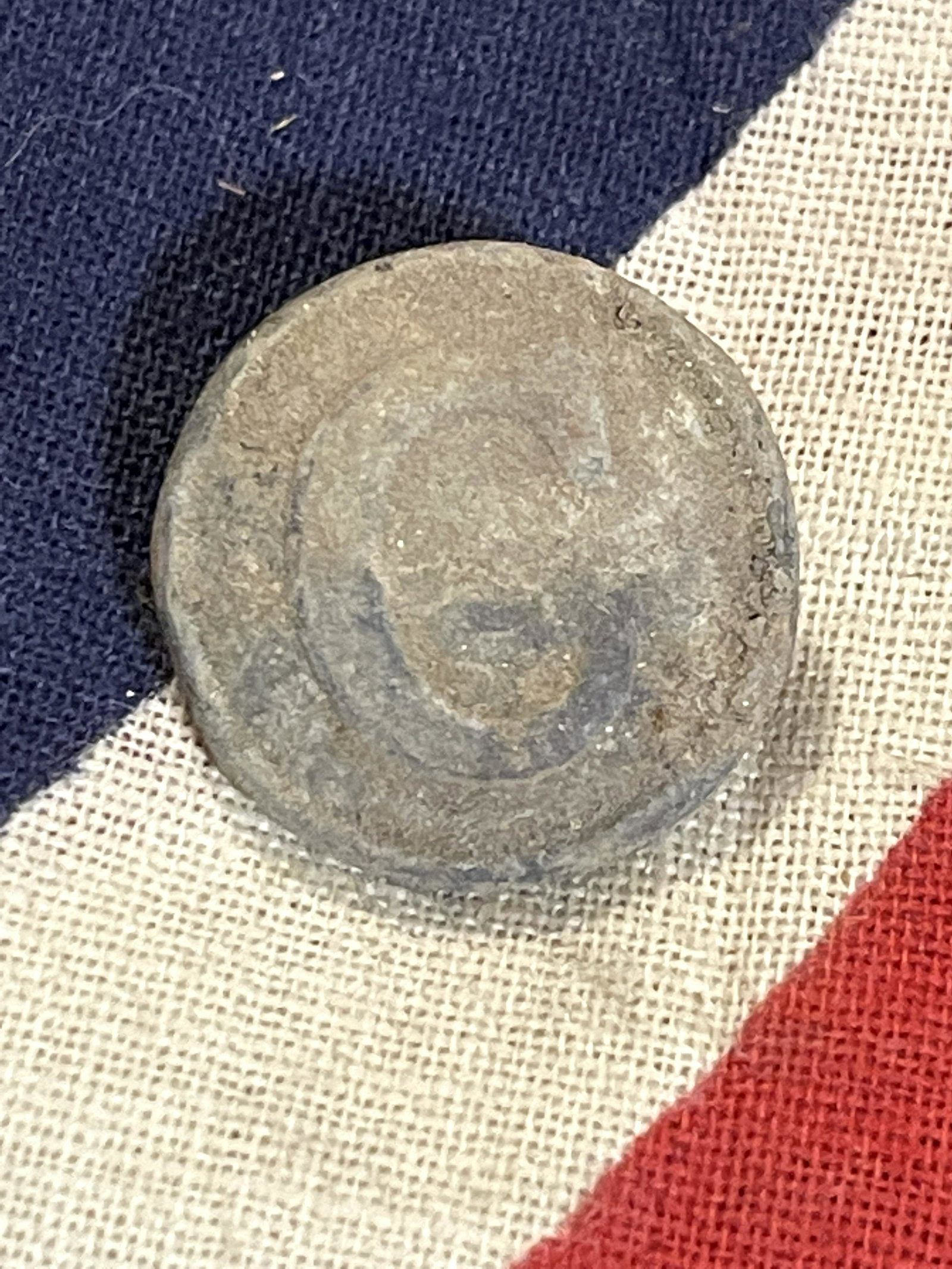 CIVIL WAR CONFEDERATE "C" CAST IRON DUG BUTTON: CIVIL WAR CONFEDERATE "C" CAST IRON DUG BUTTON. IN MINT OVERALL SHAPE AND CONDITION. HAS A GREAT LOOK TO IT WITH AN EXCELLENT OVERALL EYE APPEAL. A GREAT FIND AND AN EXCELLENT ADDITION TO YOUR COLLECT