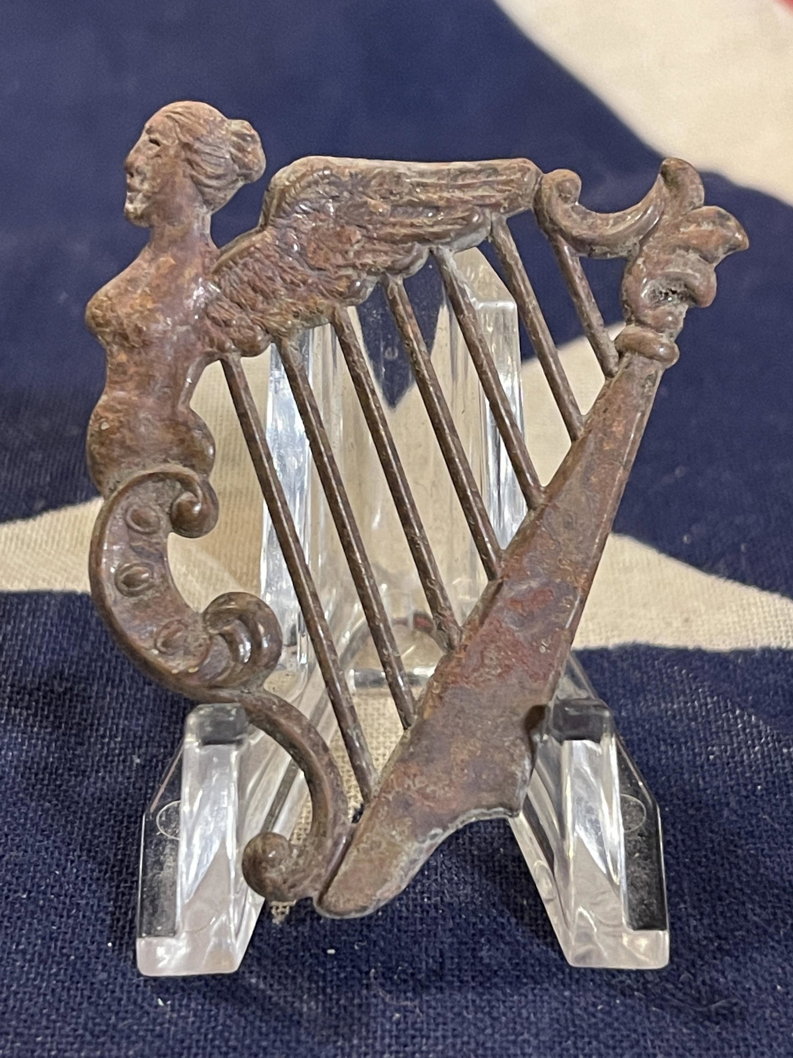 RARE CIVIL WAR N.Y. IRISH HARP PLATE INSIGNIA: RARE CIVIL WAR N.Y. IRISH HARP PLATE INSIGNIA. IN MINT OVERALL SHAPE AND CONDITION. HAS A GREAT LOOK TO IT WITH AN EXCELLENT OVERALL EYE APPEAL. A GREAT FIND AND AN EXCELLENT ADDITION TO YOUR COLLECTI