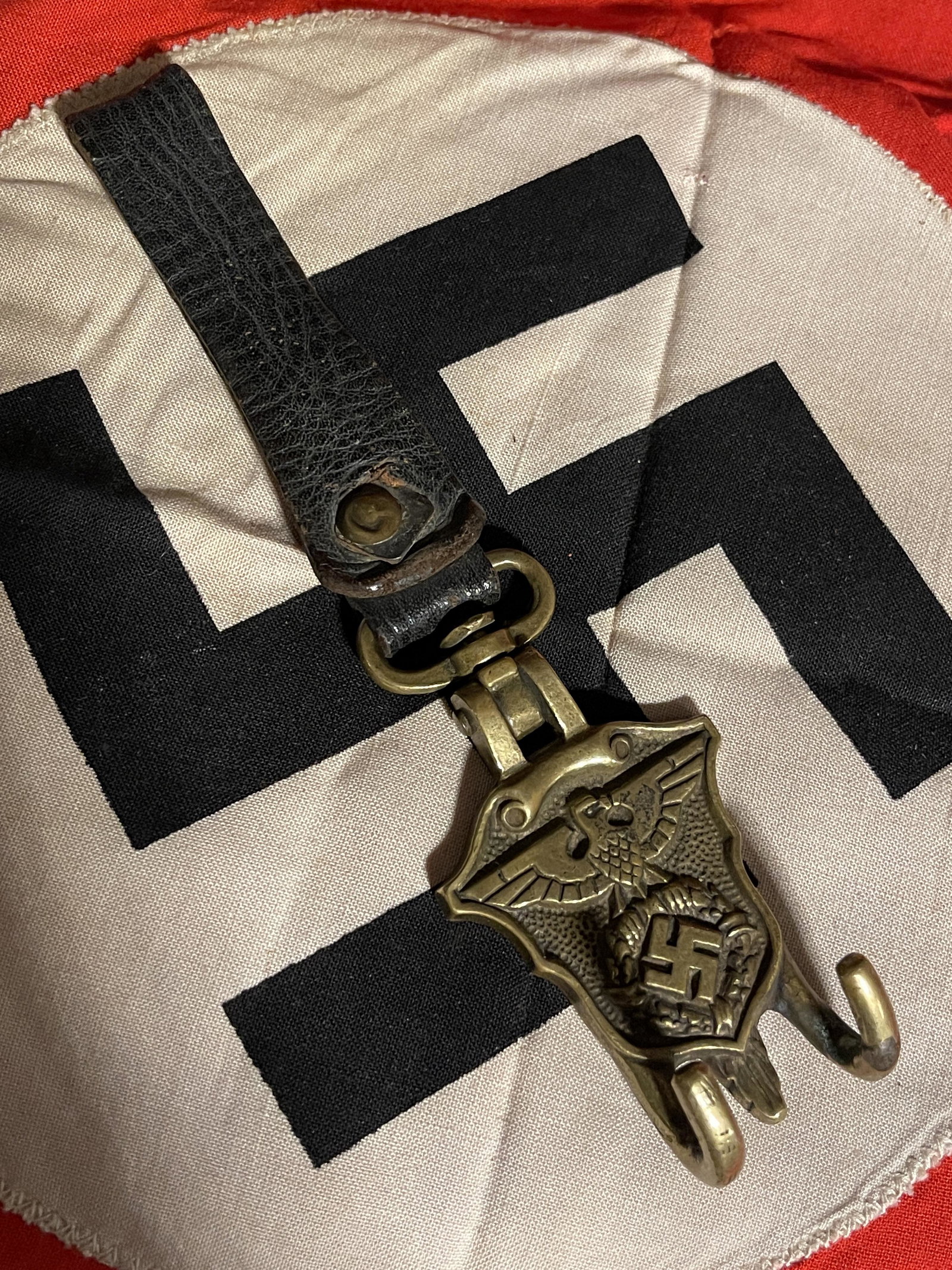 RARE WW2 GERMAN NAZI DRUM HANGER: RARE WW2 GERMAN NAZI DRUM HANGER. IN MINT OVERALL SHAPE AND CONDITION. HAS A GREAT LOOK TO IT WITH AN EXCELLENT OVERALL EYE APPEAL. A GREAT FIND AND AN EXCELLENT ADDITION TO YOUR COLLECTION.